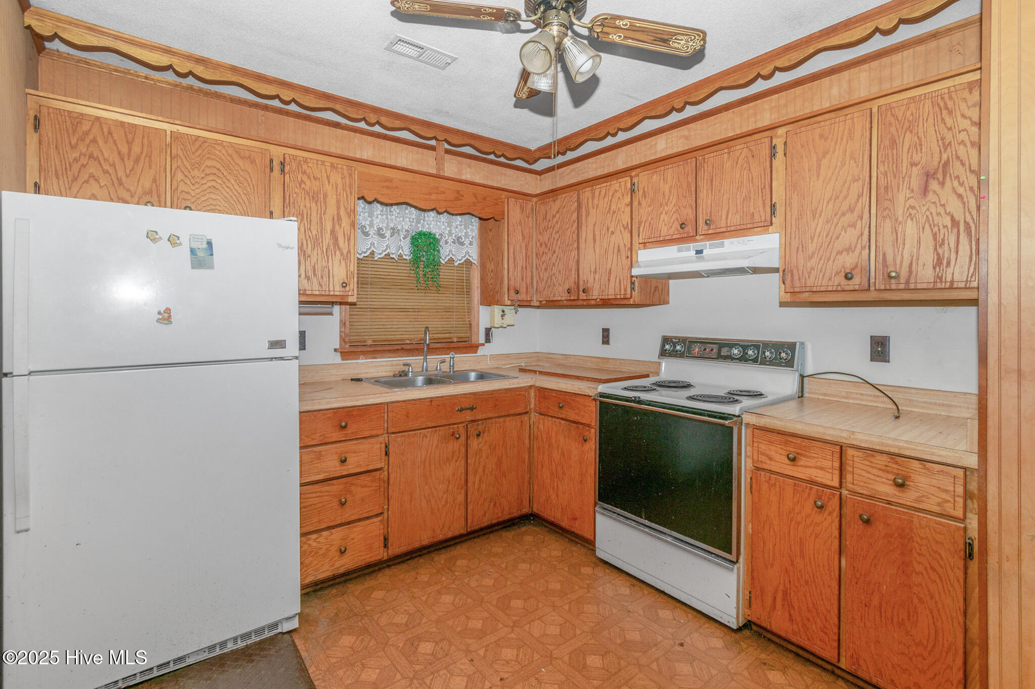 811 Queens Street Property Photo 7