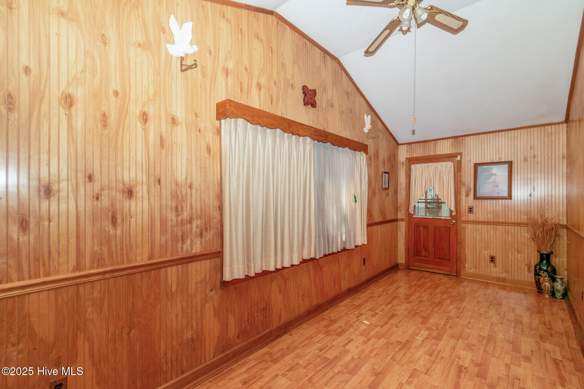 811 Queens Street Property Photo 8