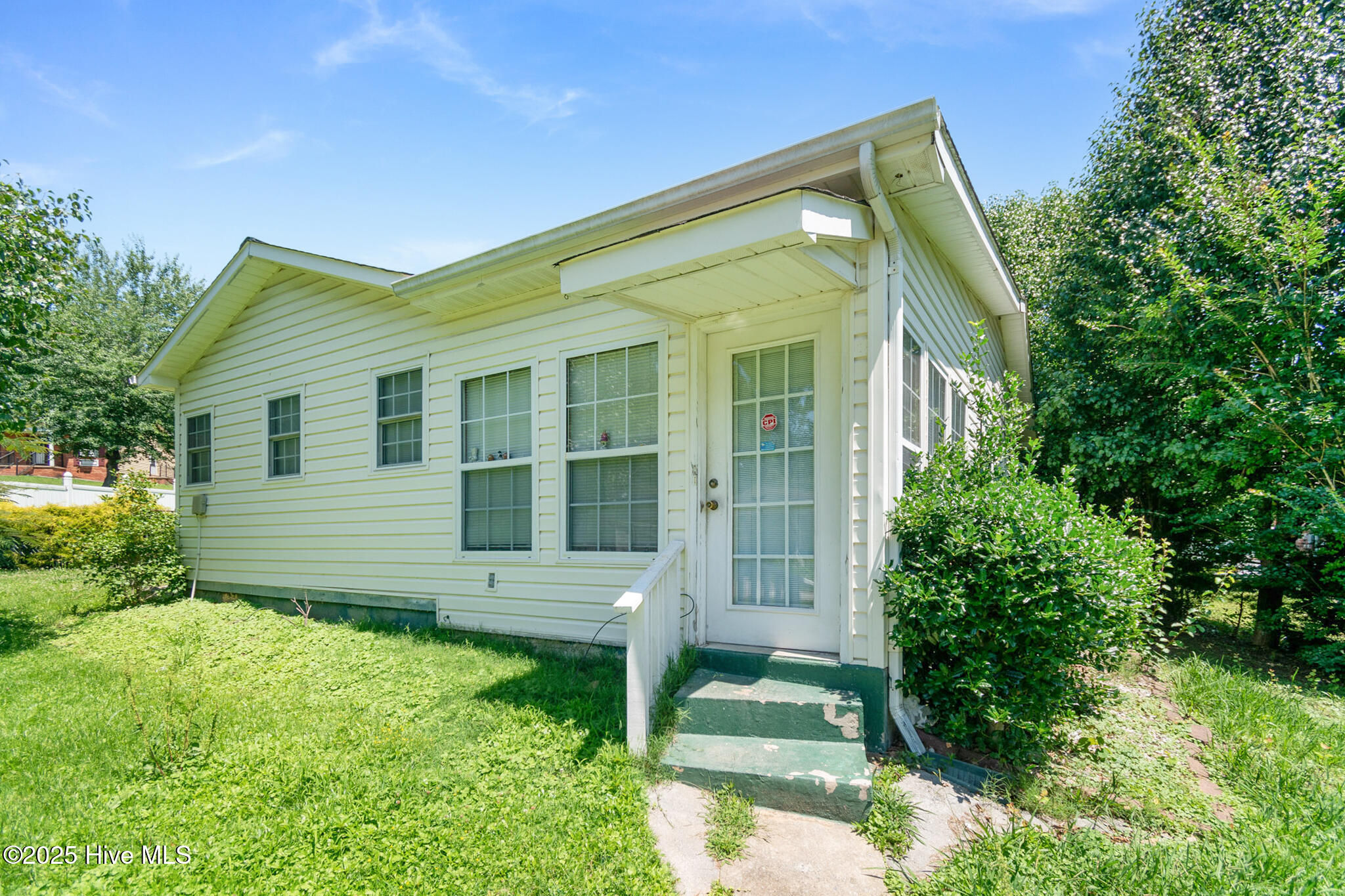 811 Queens Street Property Photo 9