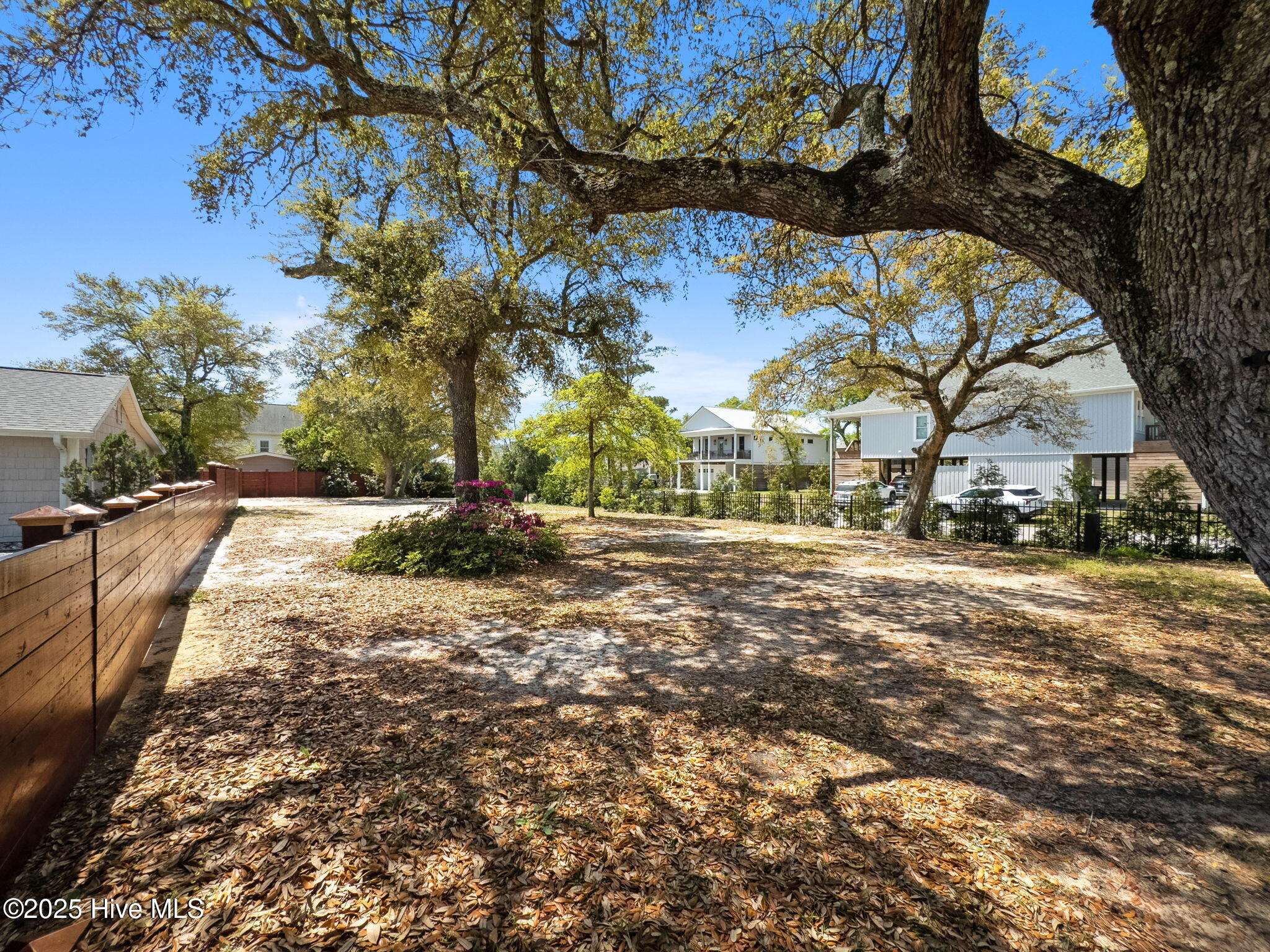 4401 E Oak Island Drive Property Photo 4