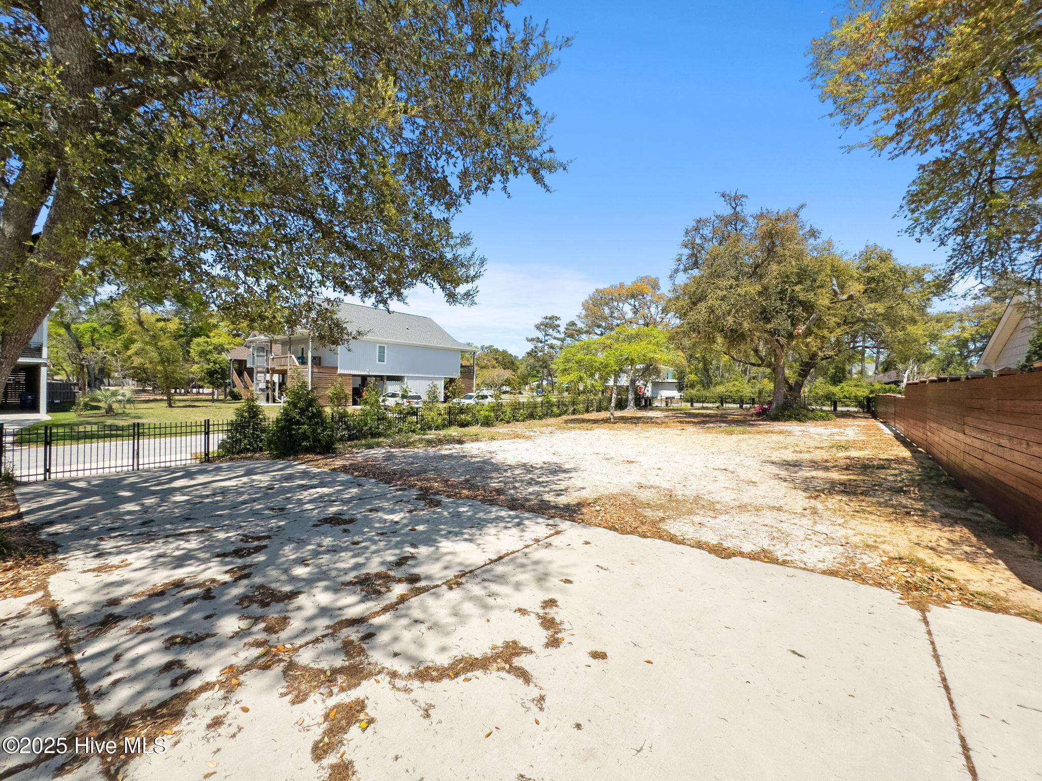 4401 E Oak Island Drive Property Photo 5