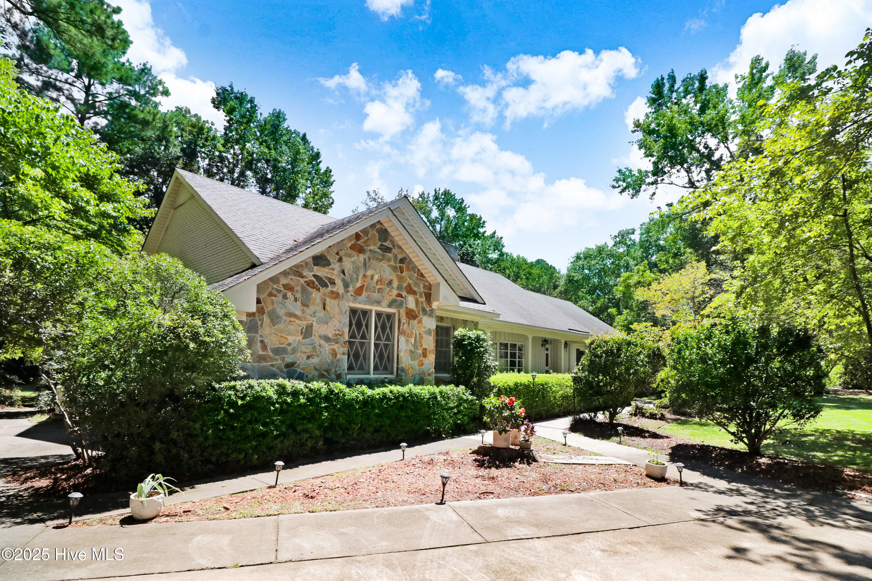 1601 Cambridge Drive Property Photo 1