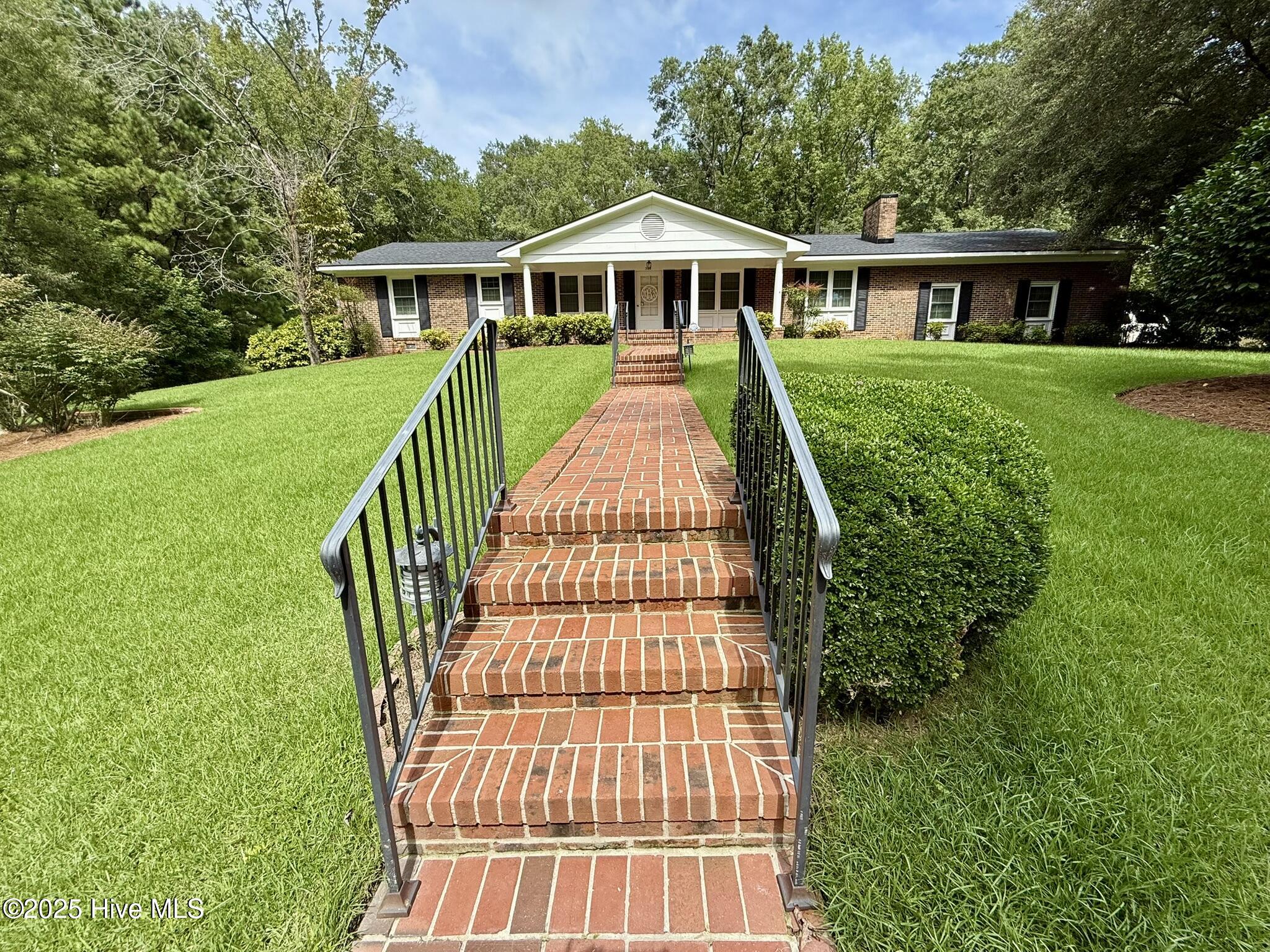 302 E Woodlawn Drive Property Photo 1