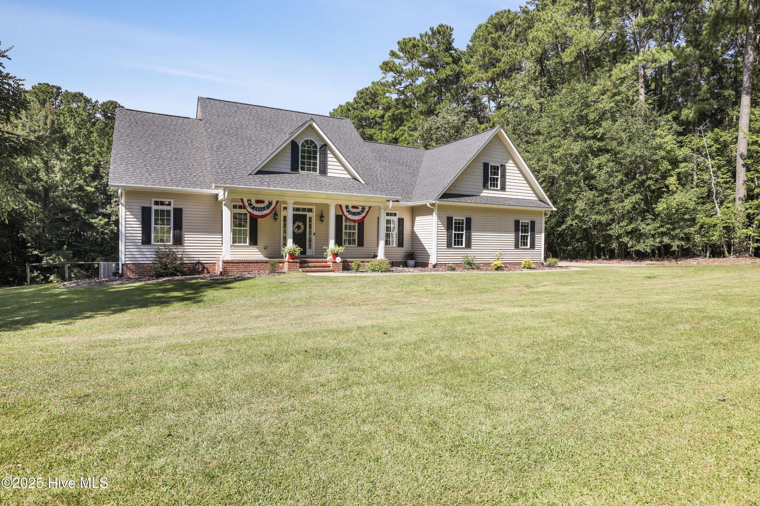 1002 Sunset Drive Property Photo 1