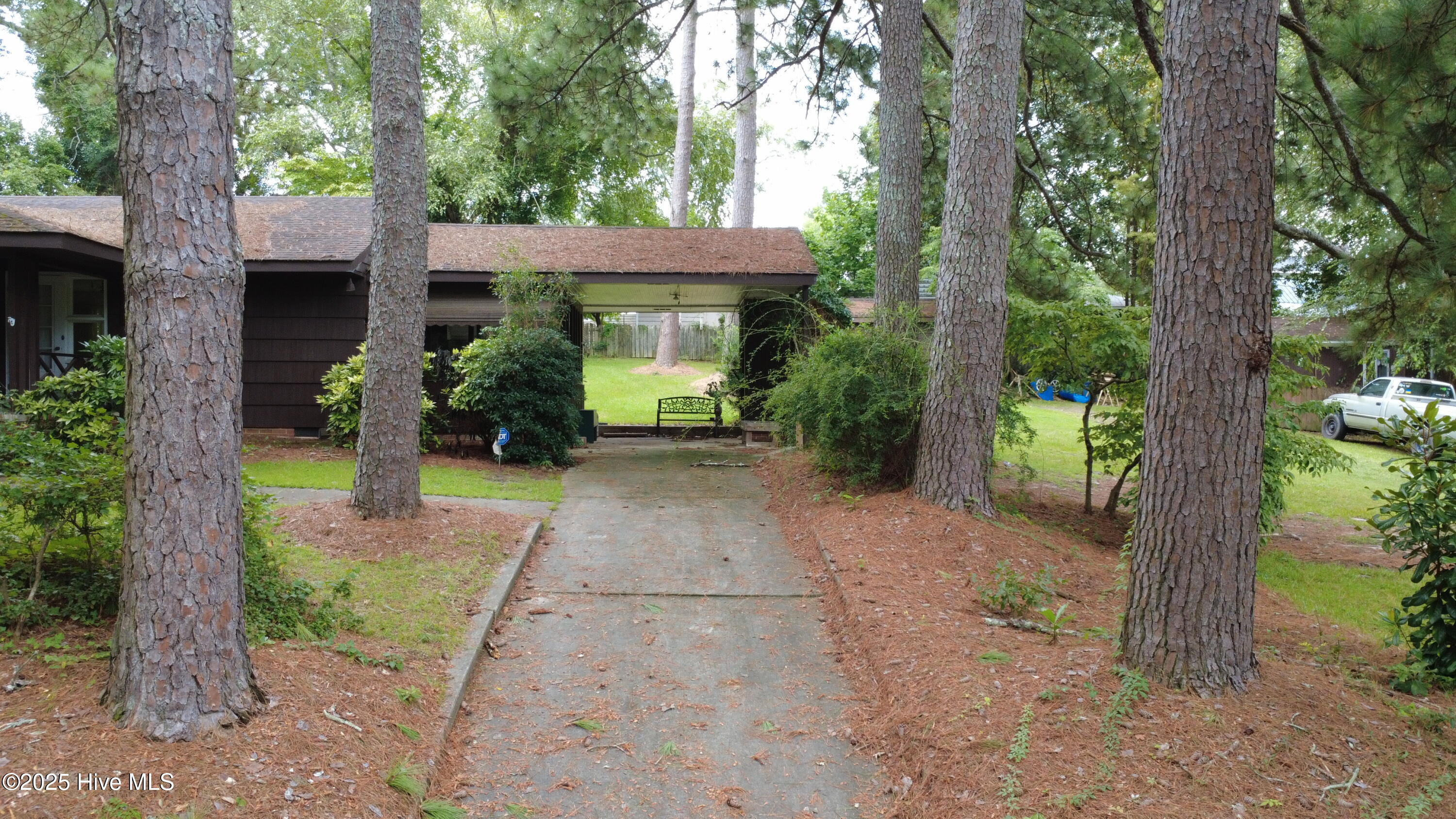 302 E Simmons Avenue Property Photo 1