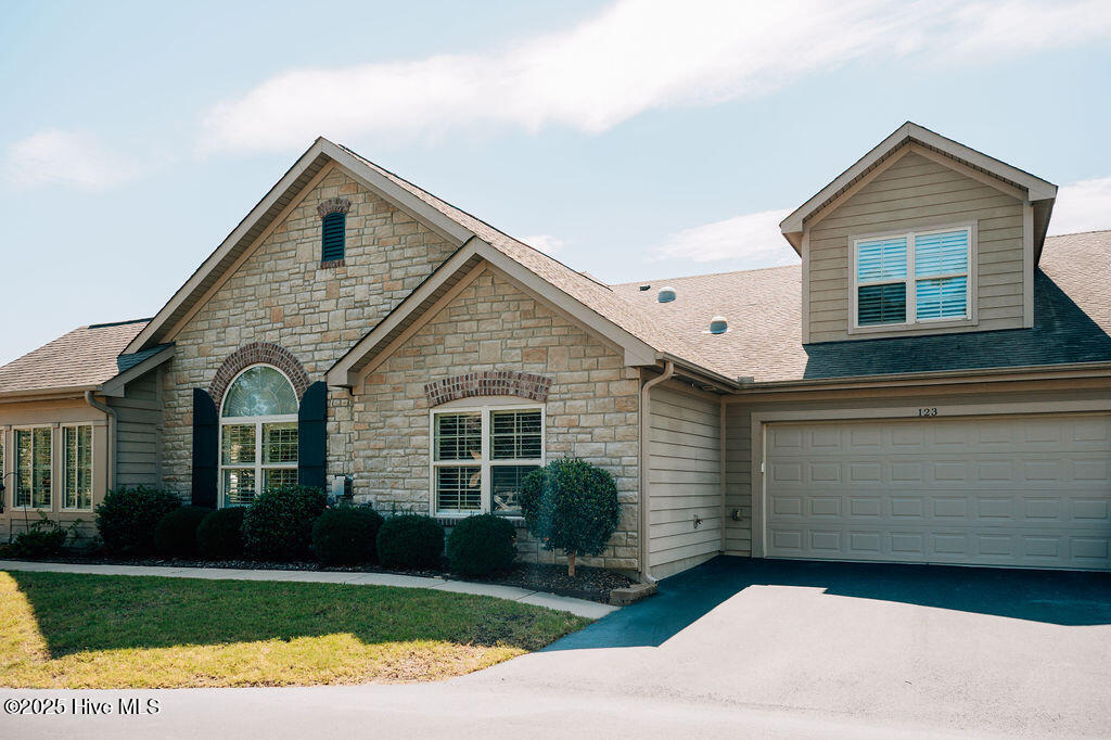 123 W Chelsea Court Property Photo 1