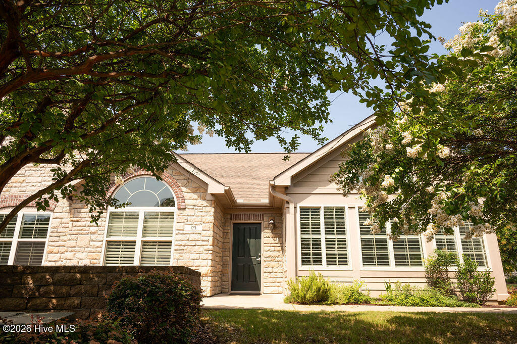 123 W Chelsea Court Property Photo 1