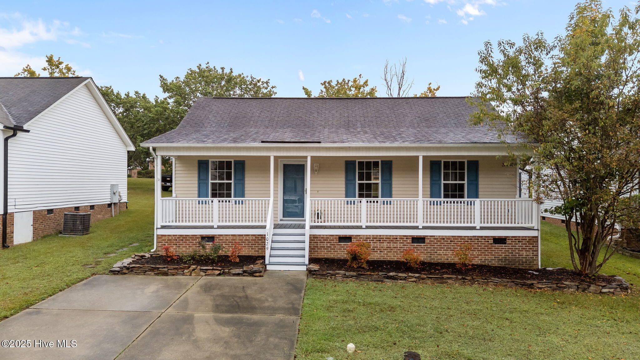 1029 Cove Circle Property Photo 1