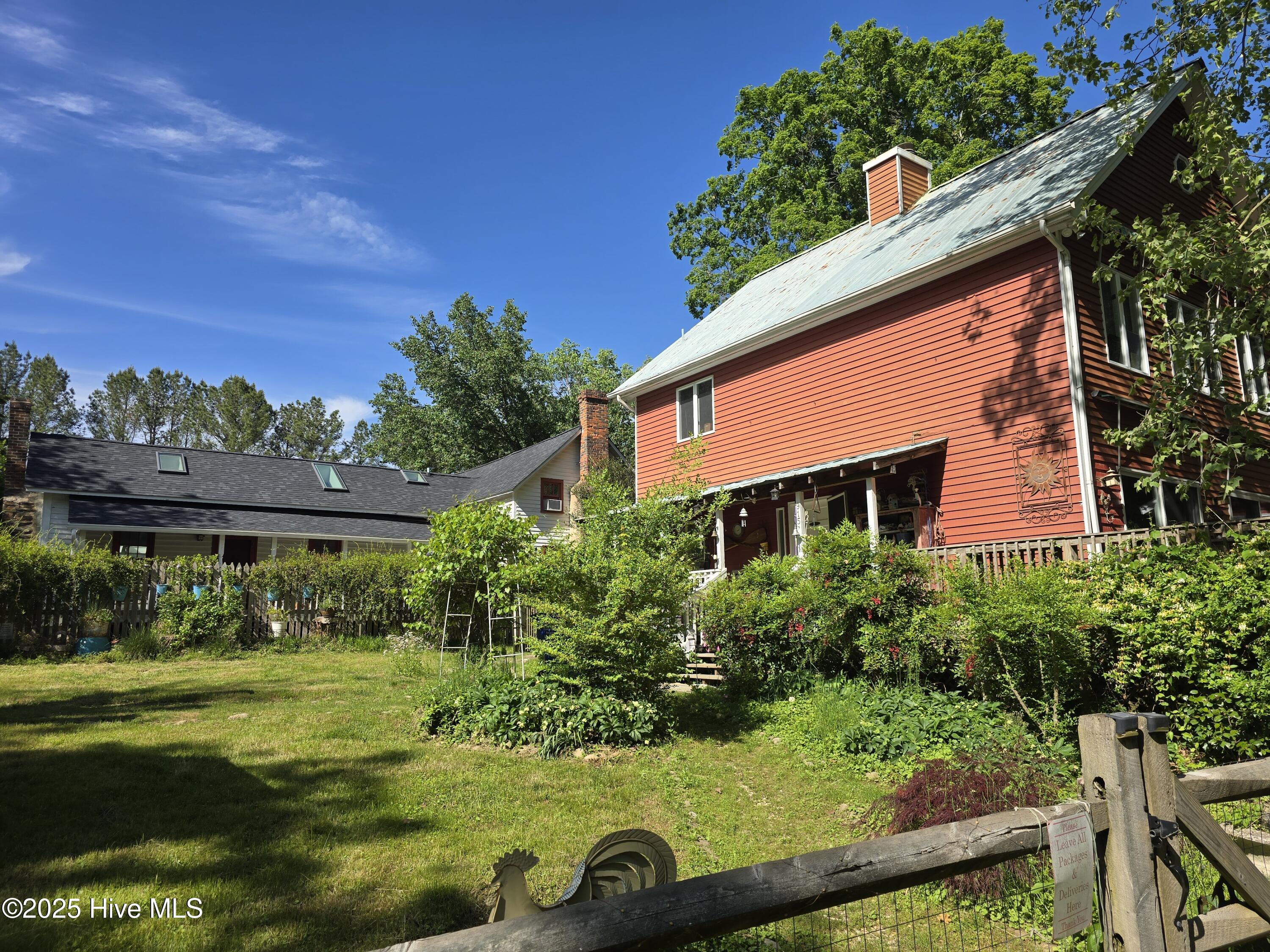 915 Phils Creek Road Property Photo 1