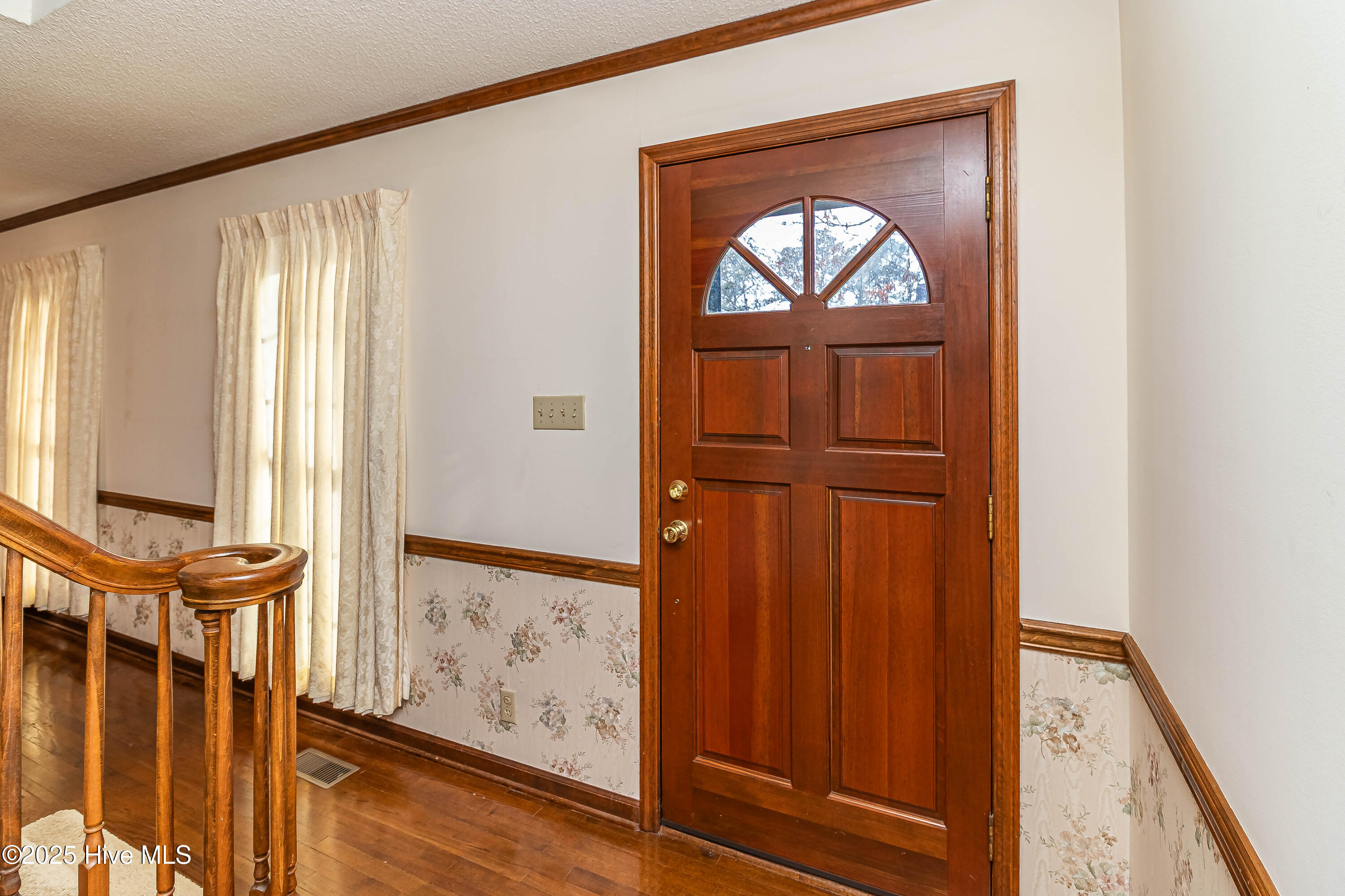 206 Maplewood Drive Property Photo 7