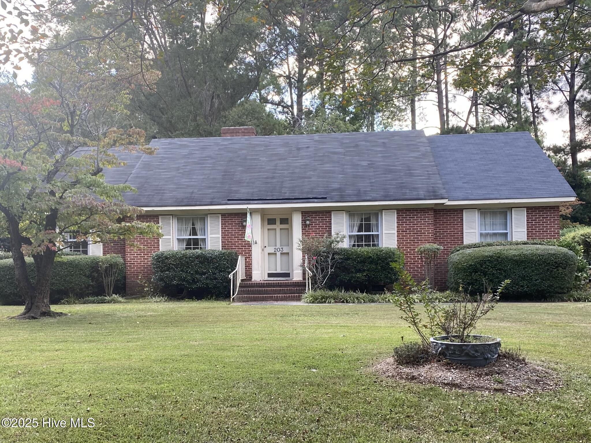 203 Brentwood Drive N Property Photo 1