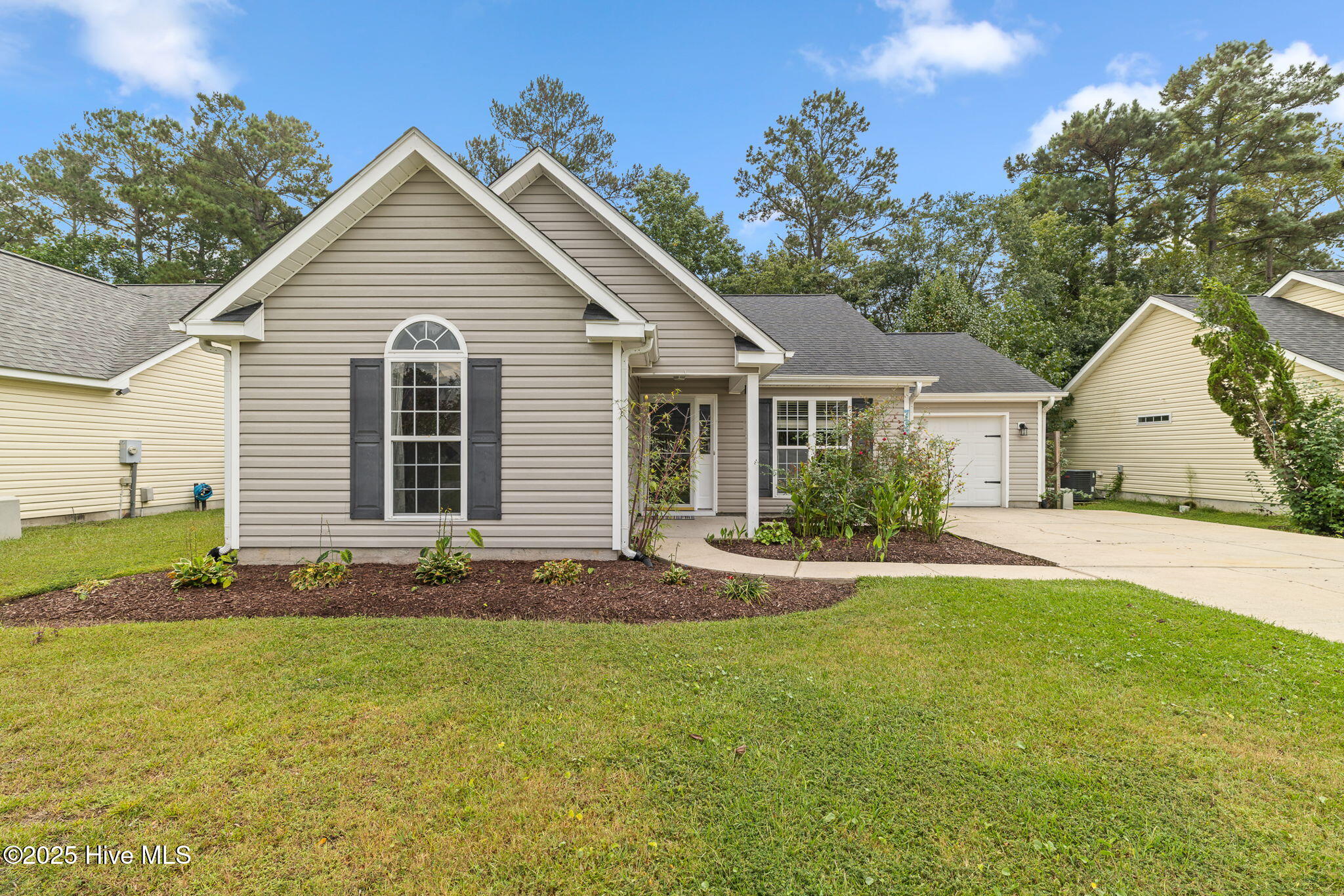 738 Oak Branches Close Property Photo 1