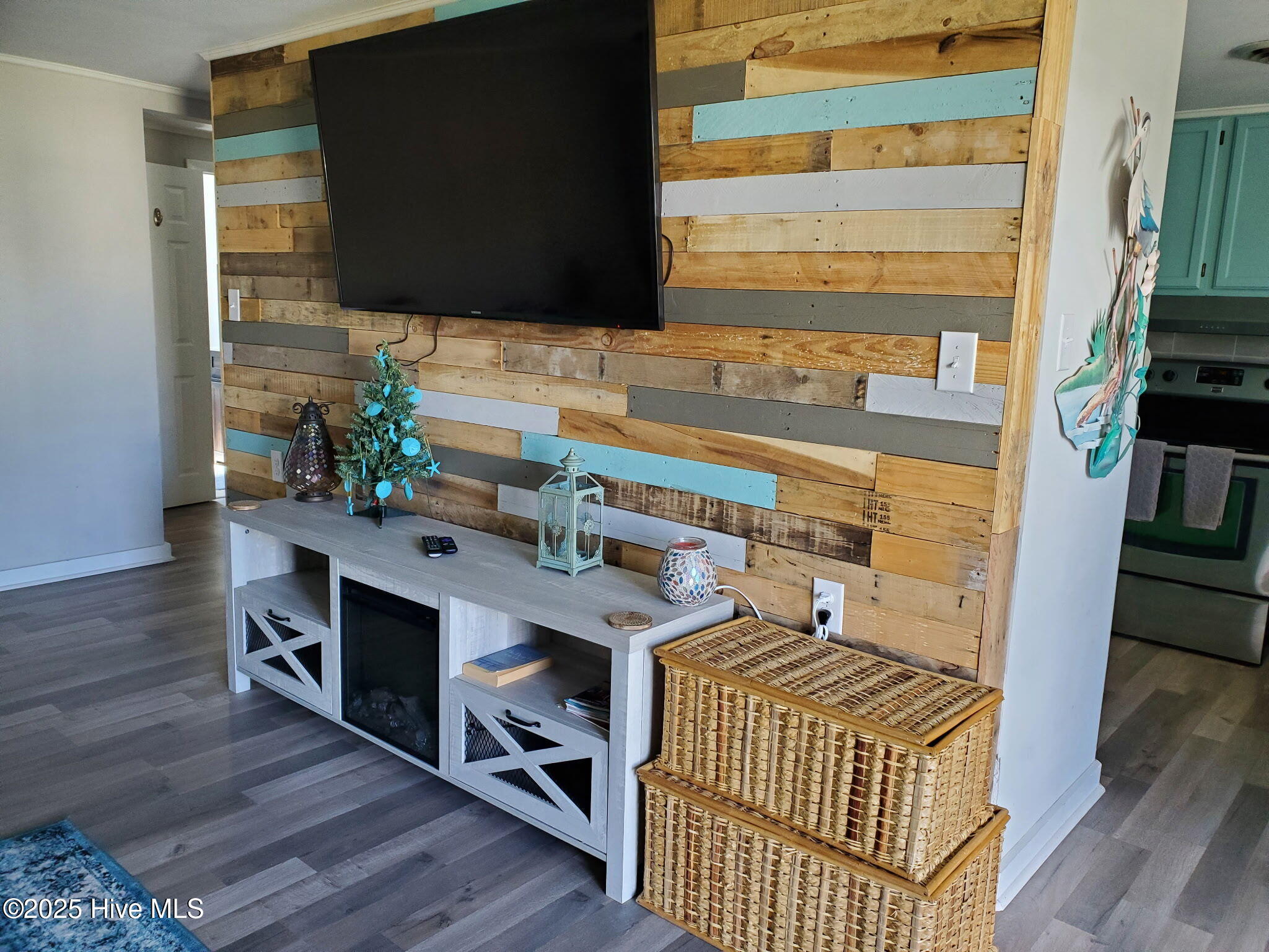 105 W Avalon Drive Property Photo 4