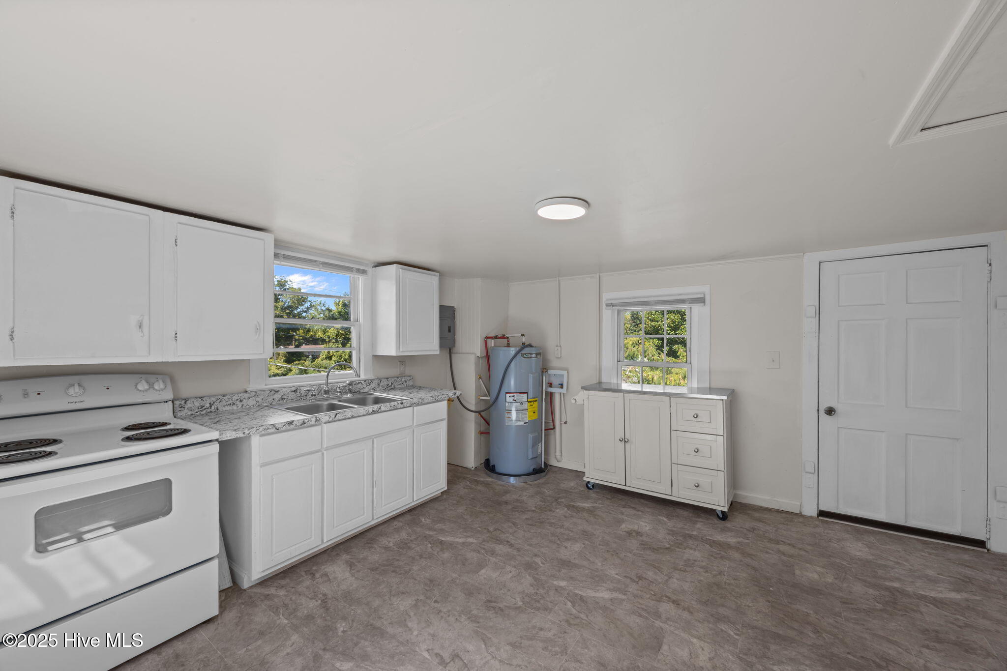 916 Cedar Street Property Photo 6