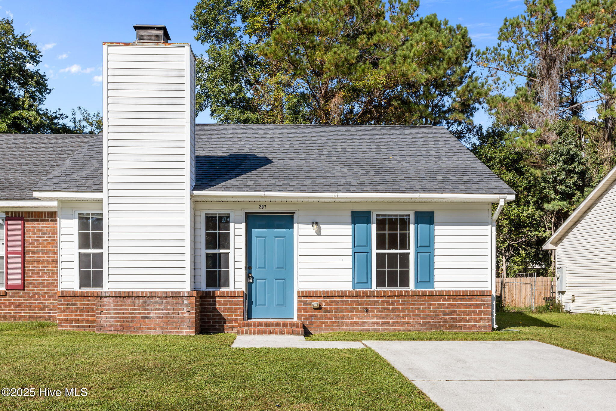 207 Live Oak Court Property Photo 1