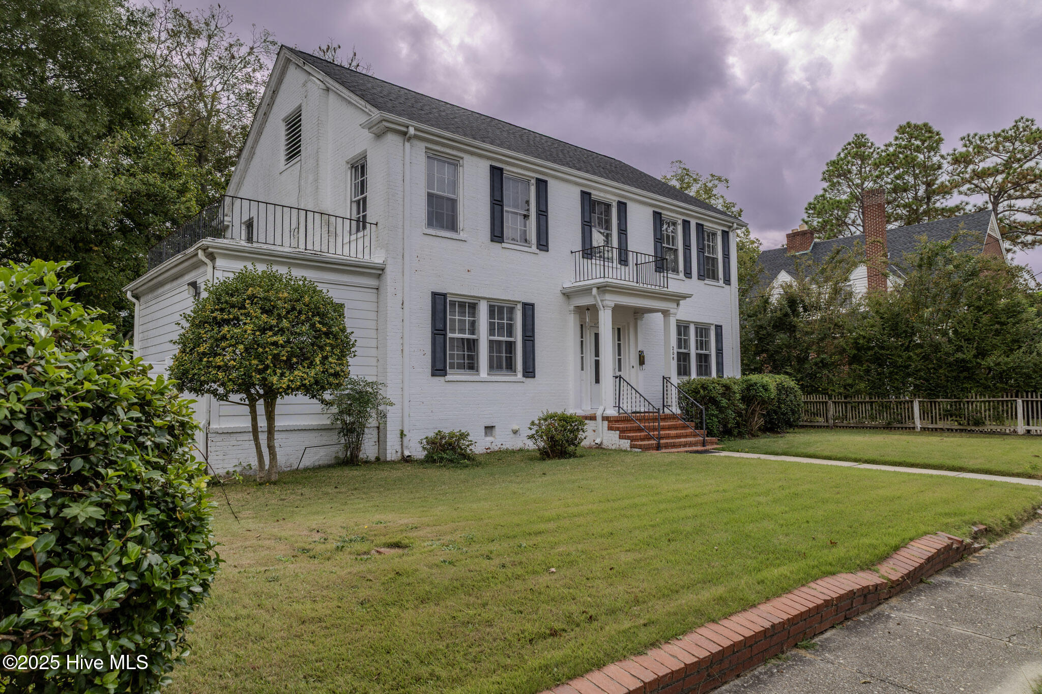 206 E 10th Street Property Photo 1