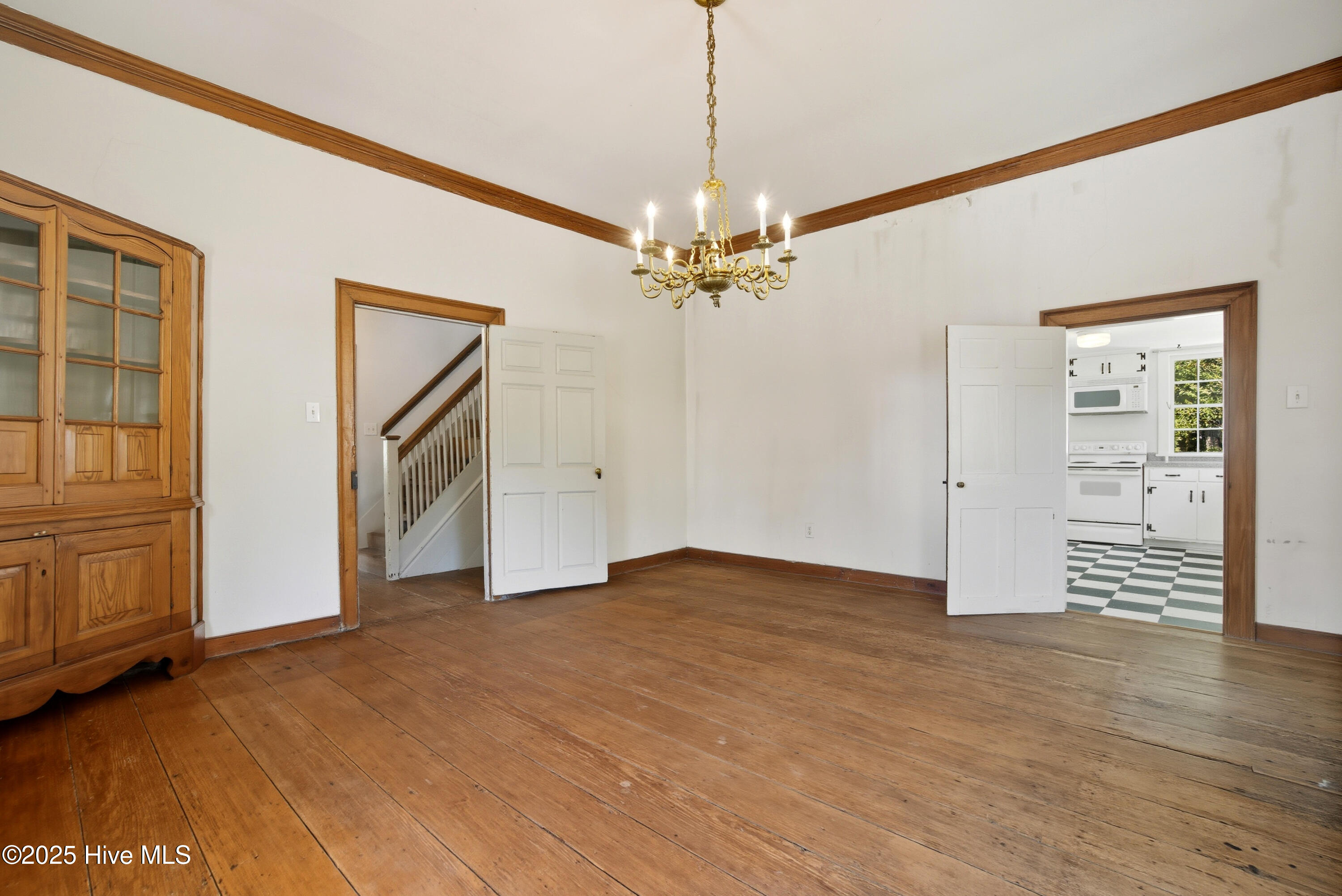 206 W Eden Street Property Photo 7