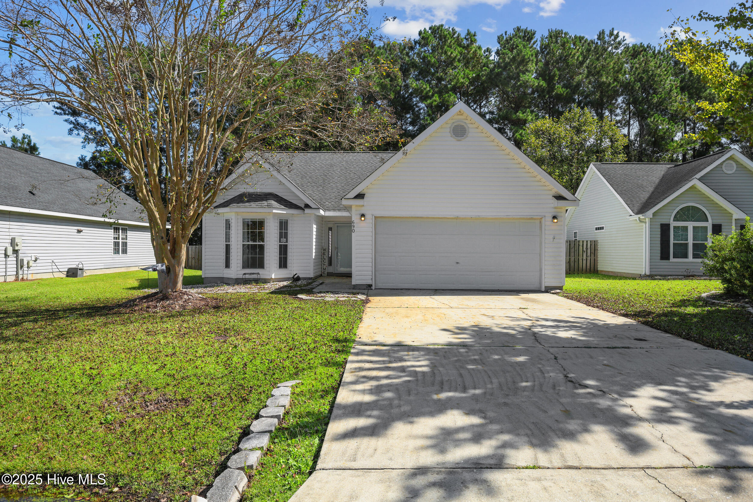 690 Oak Branches Close Property Photo 1