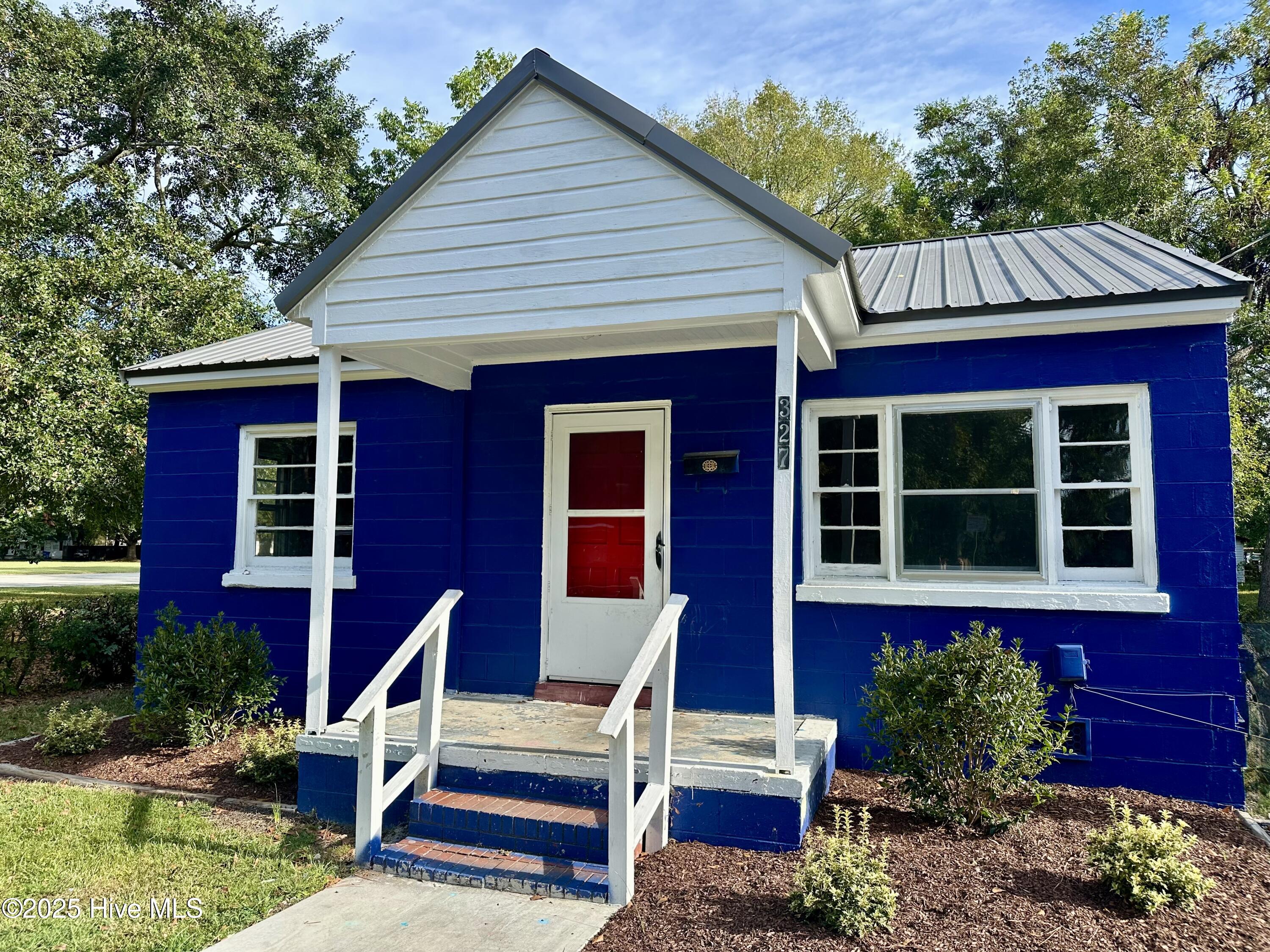 327 Finch Street Property Photo 1