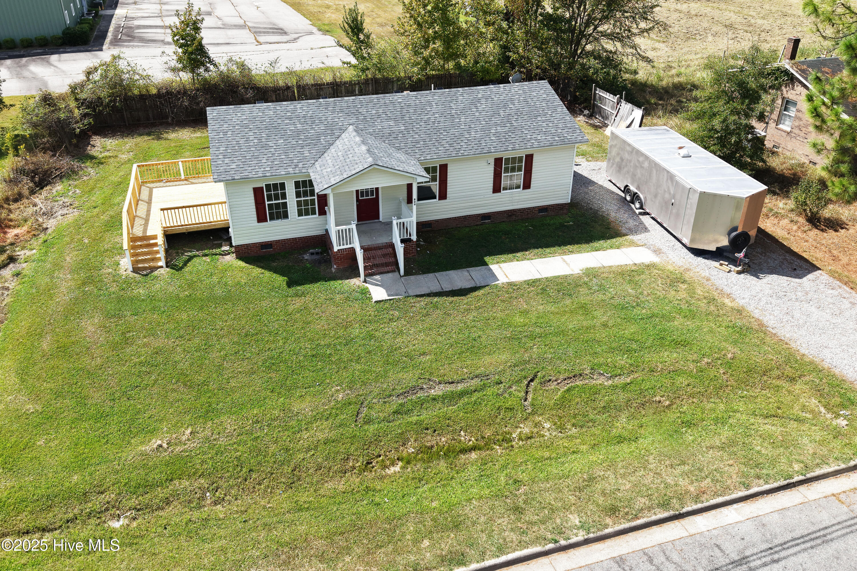 809 E First Street Property Photo 3