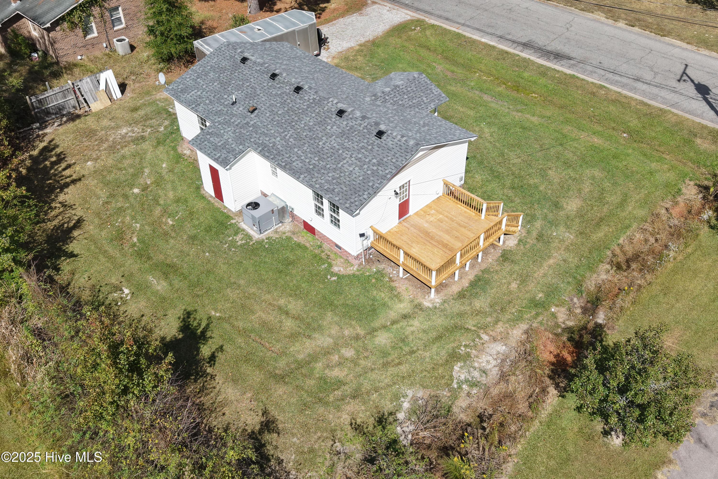 809 E First Street Property Photo 5