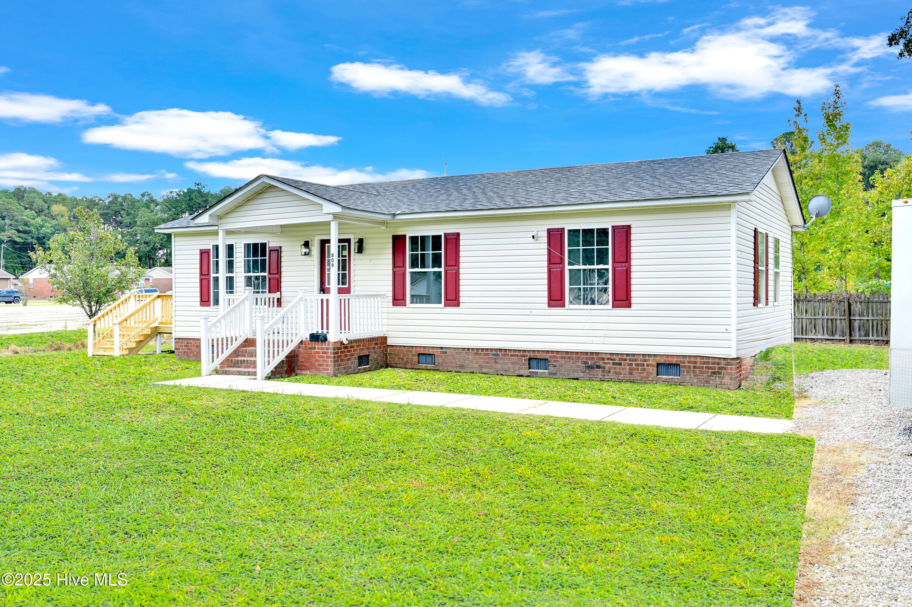 809 E First Street Property Photo 7