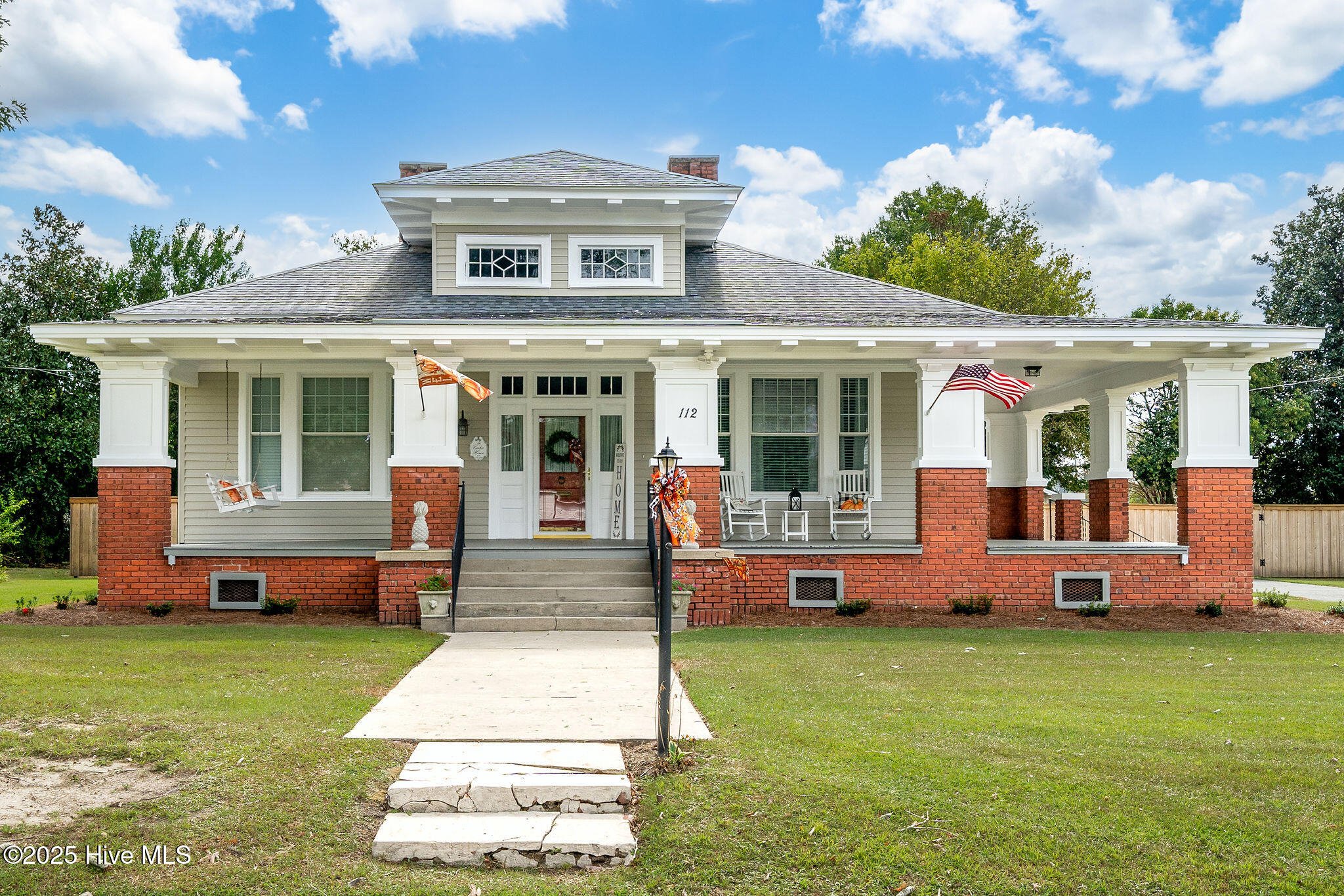 112 E Hill Street Property Photo 1