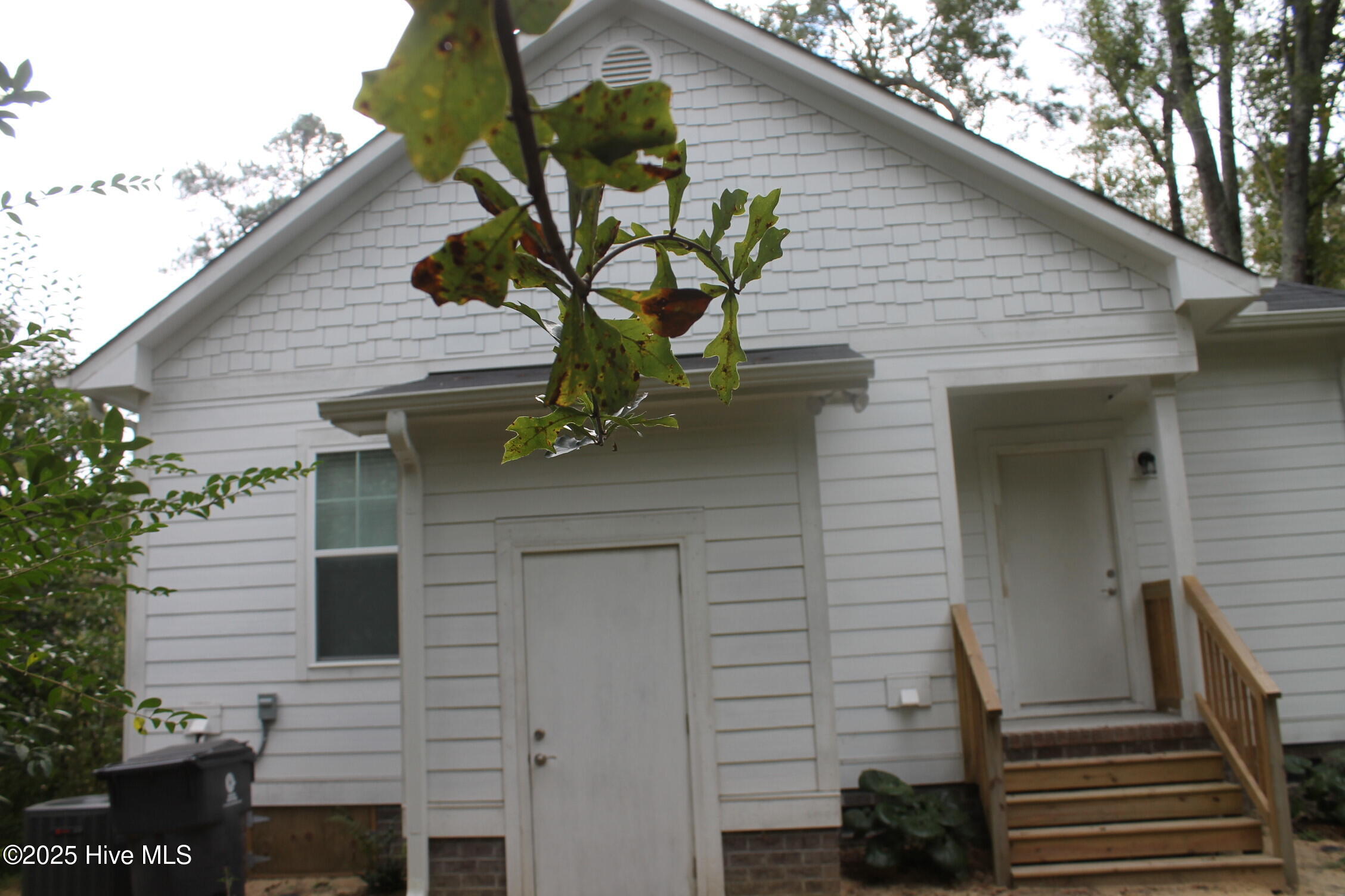 301 E Goodman Street Property Photo 9