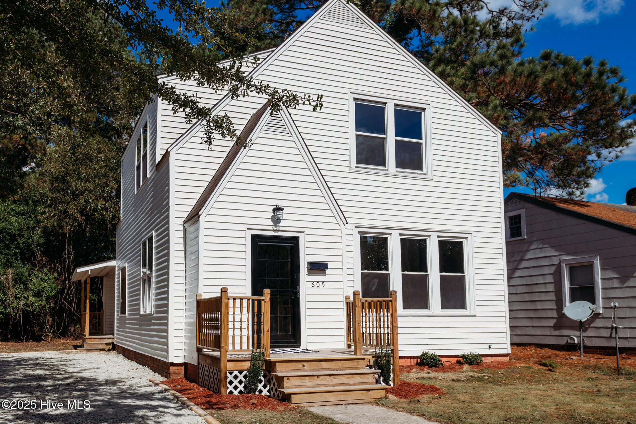 605 W Lenoir Avenue Property Photo 1