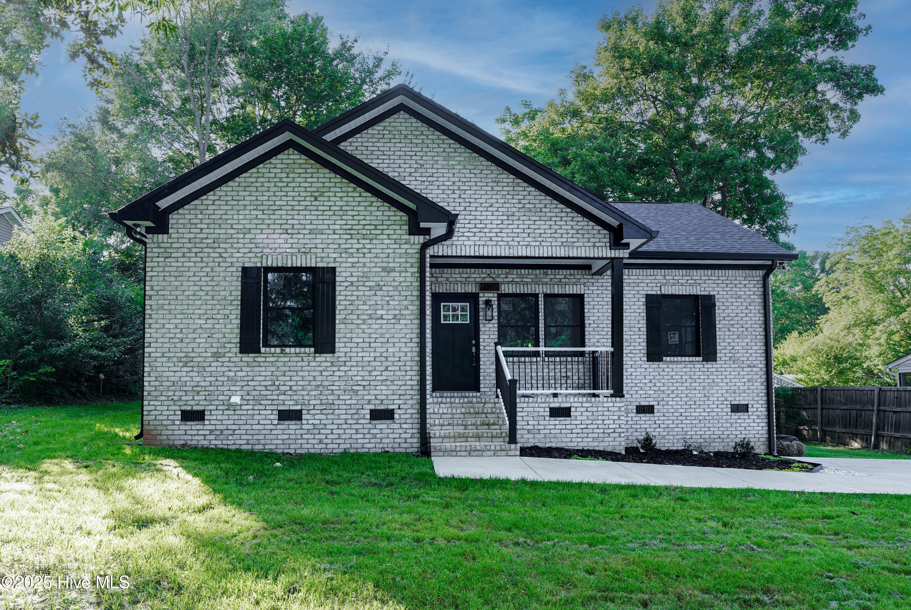 1811 1811 Brown Avenue Property Photo 1