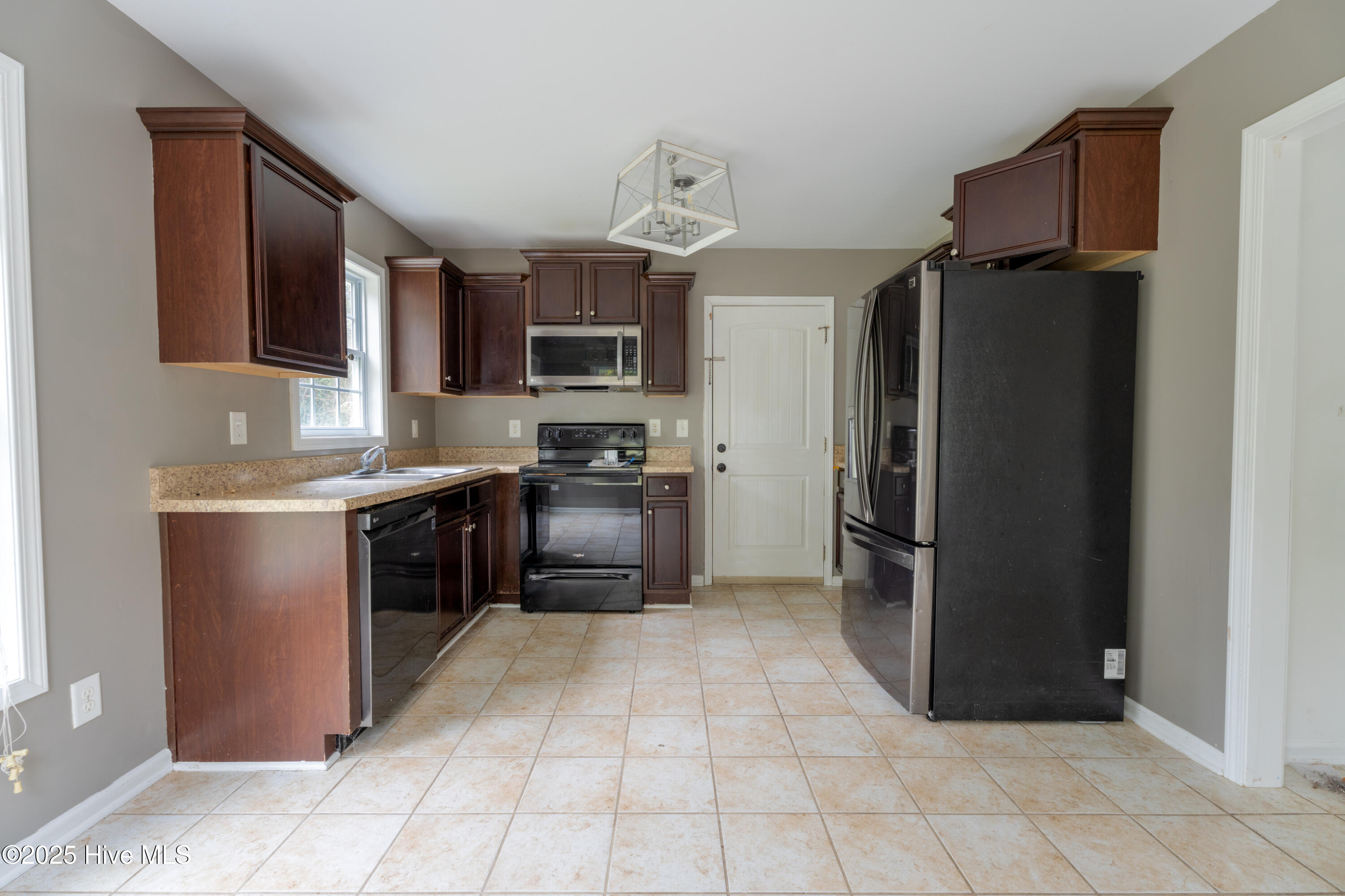 404 Silva Cove Property Photo 5