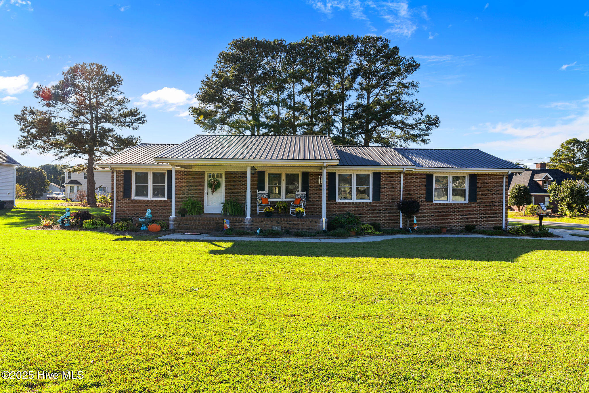 631 E Sanders Street Property Photo 1