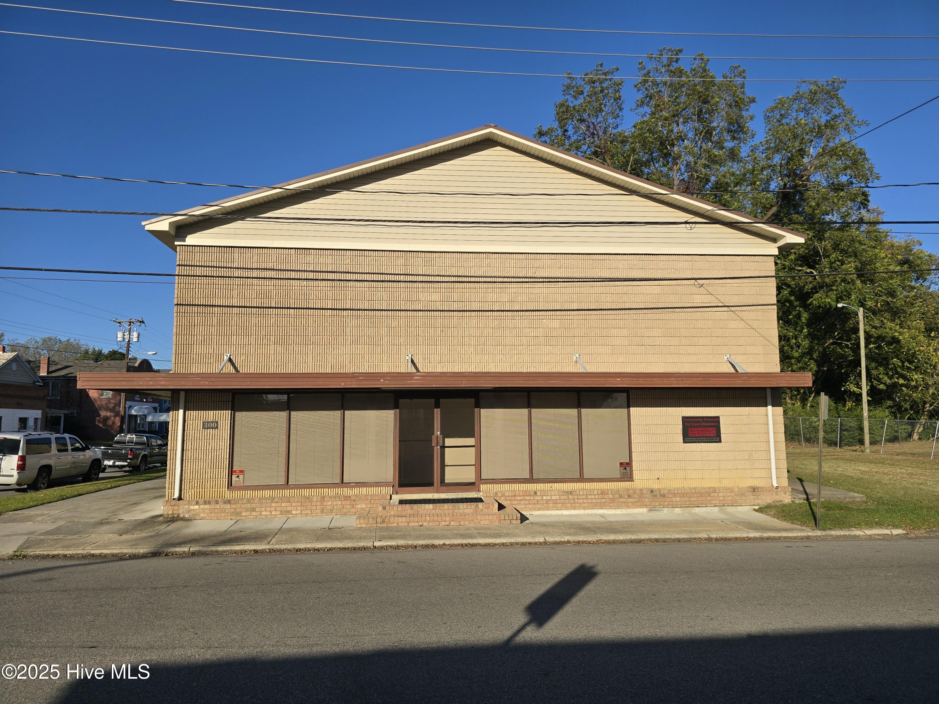 300 Maple Street N Property Photo 1