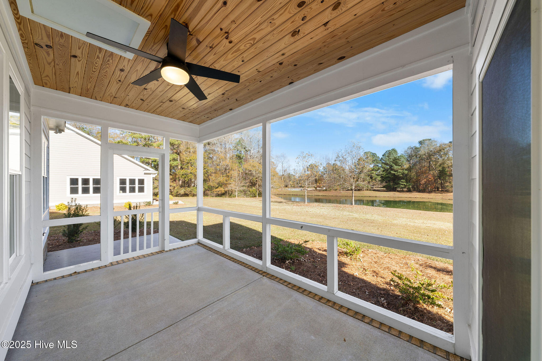 141 Sycamore Lakes Drive Property Photo 3
