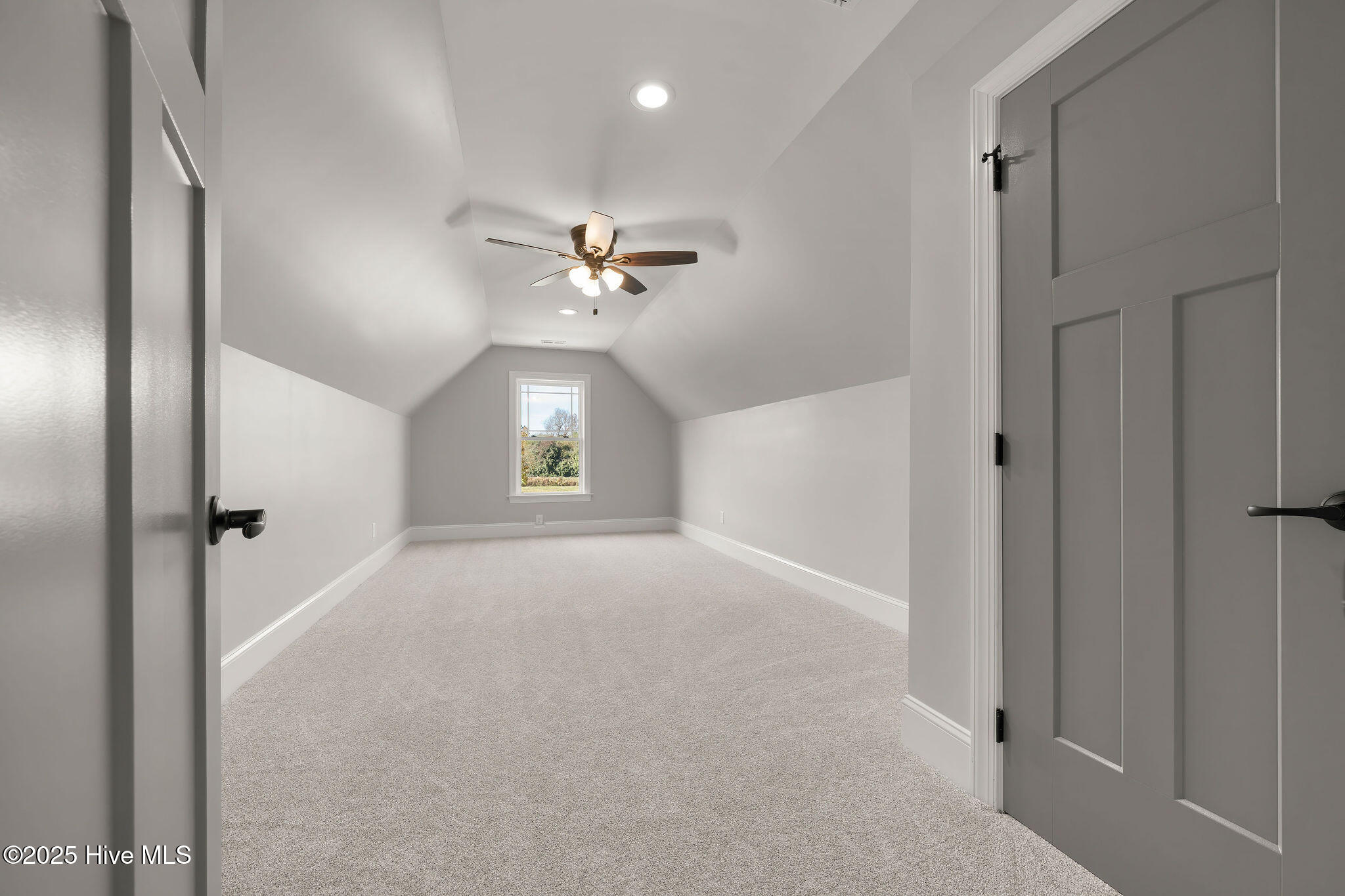 135 Sycamore Lakes Drive Property Photo 43