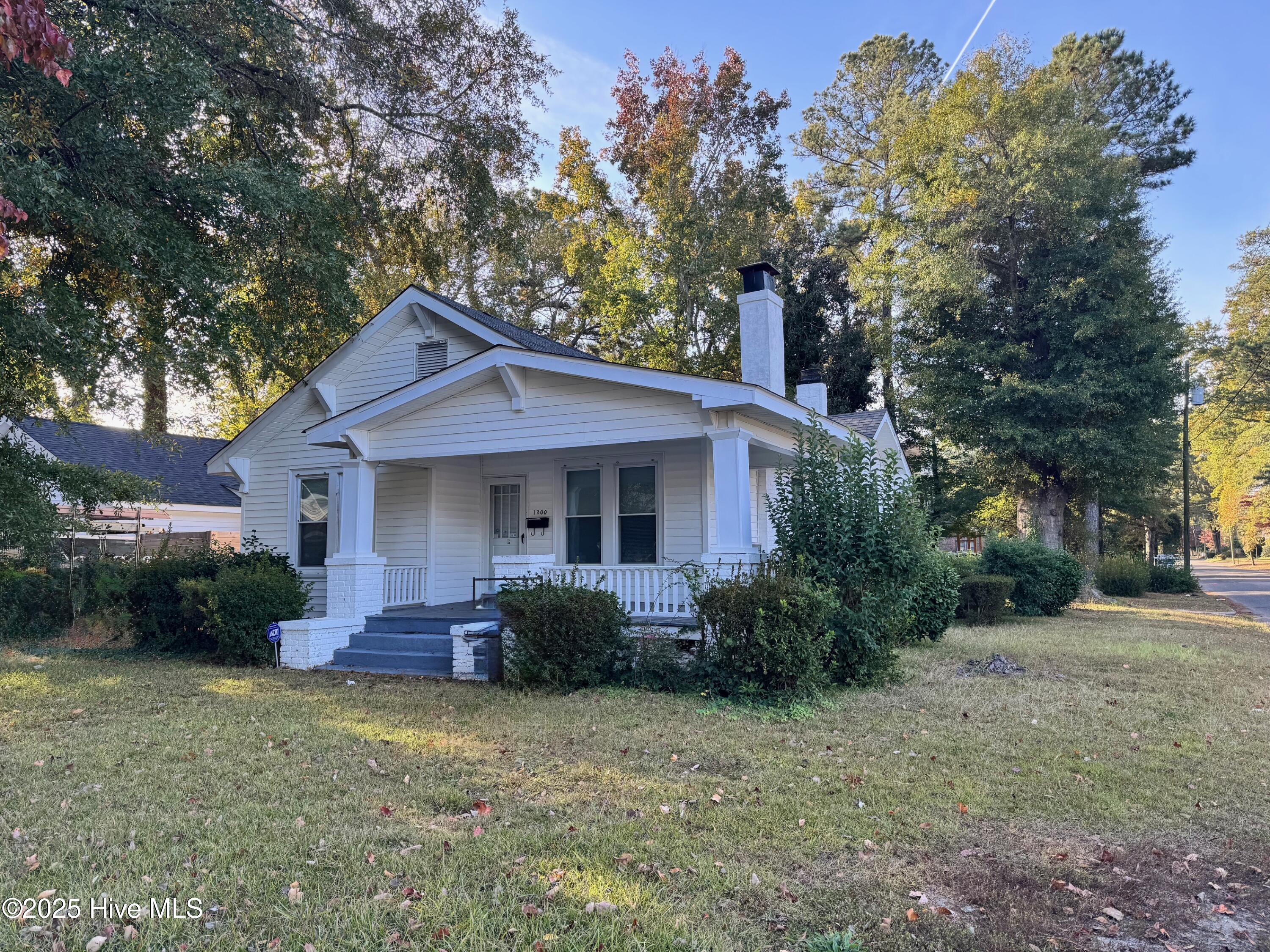 1300 E Walnut Street Property Photo 1