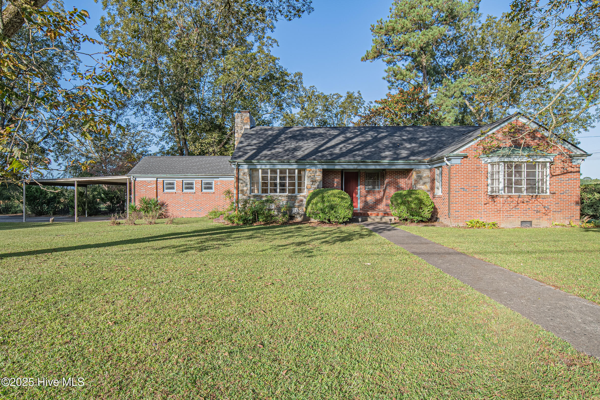 201 S Roberson Street Property Photo 1