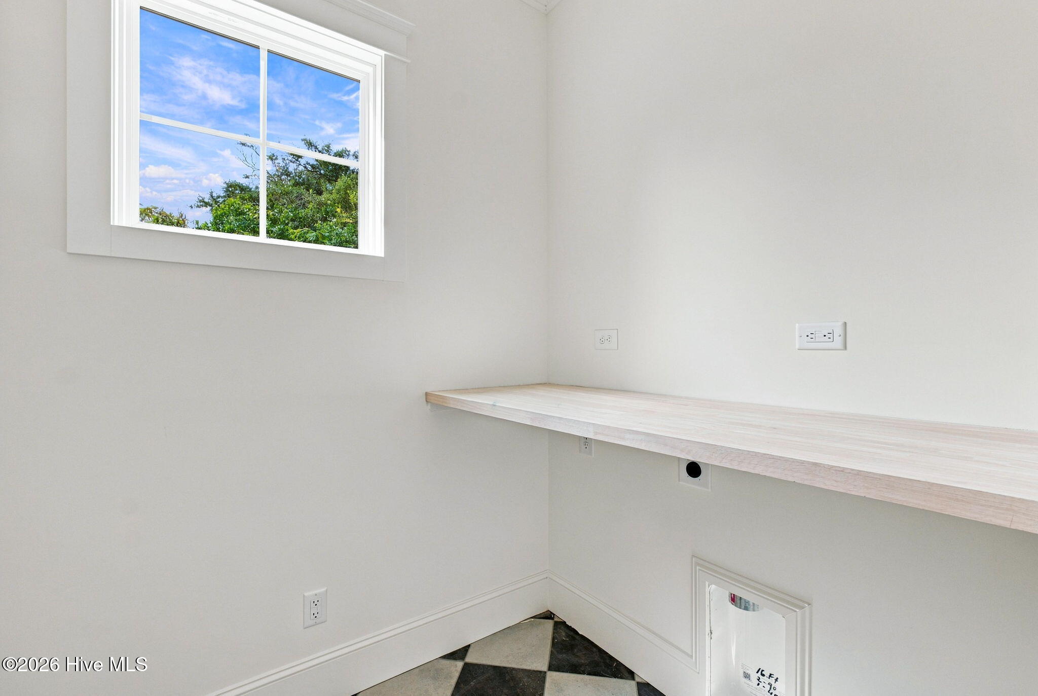 607 Burrington Avenue Property Photo 63