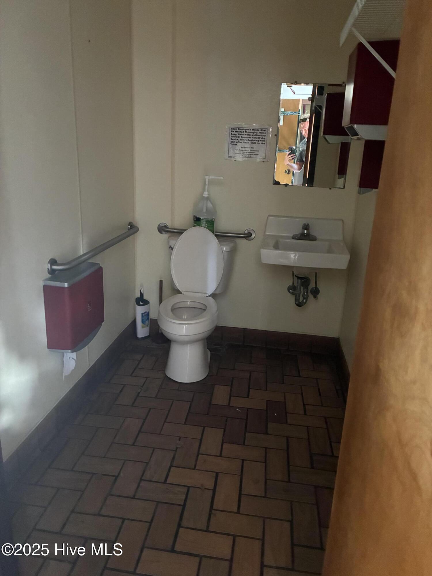 1843 W Ehringhaus Street Property Photo 7