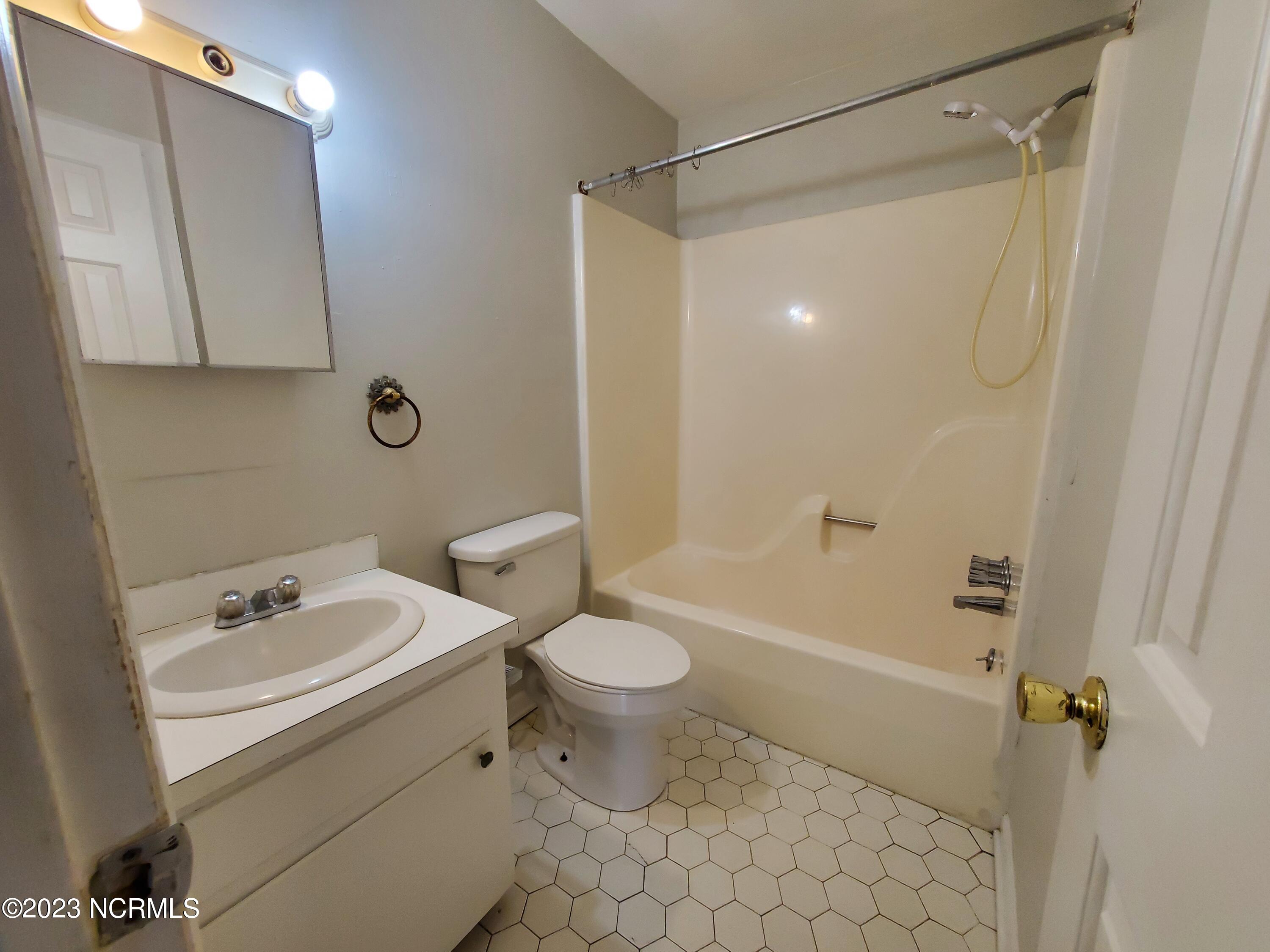 945 B's Barbeque Road A Property Photo 10