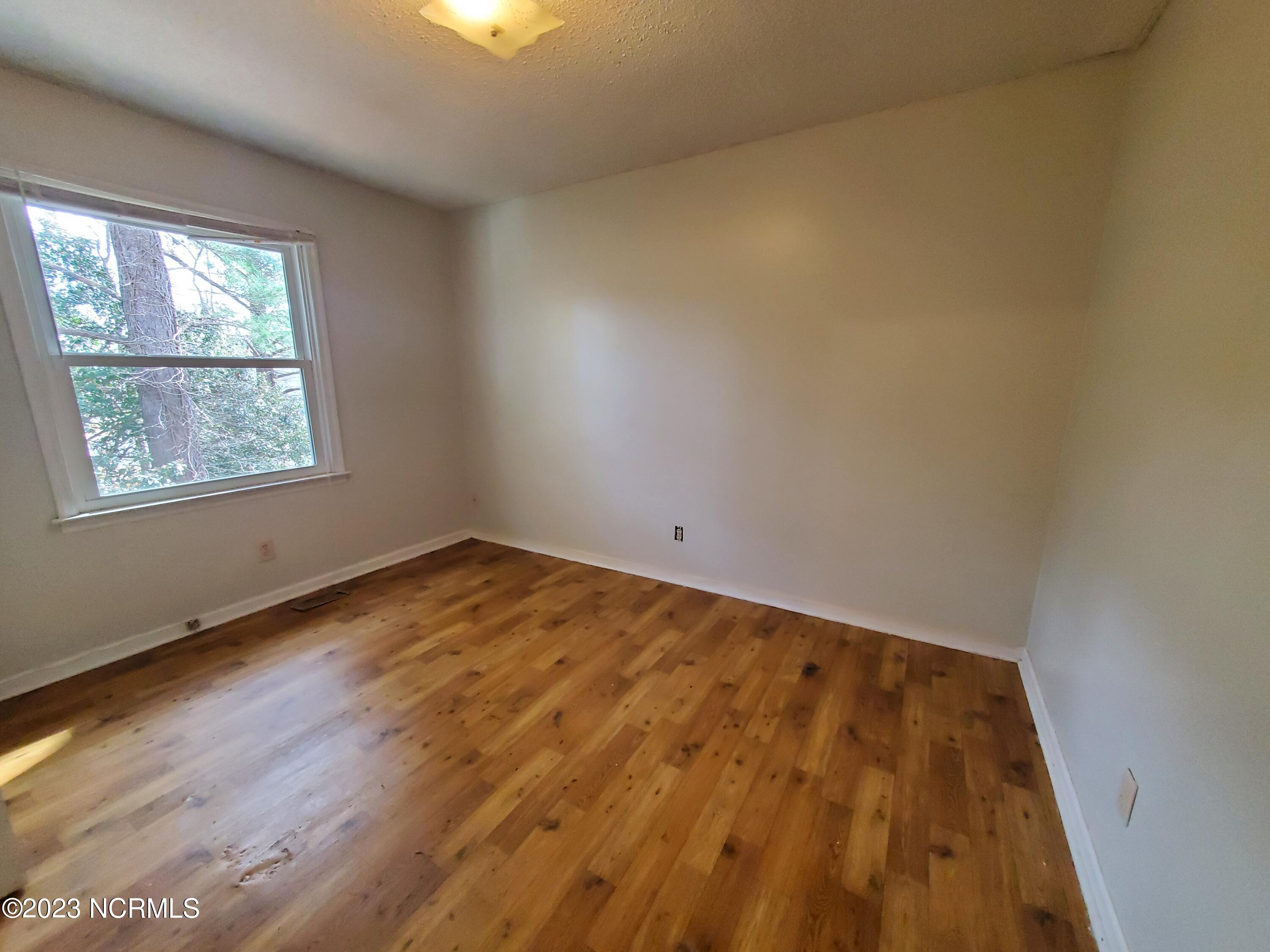 945 B's Barbeque Road A Property Photo 11