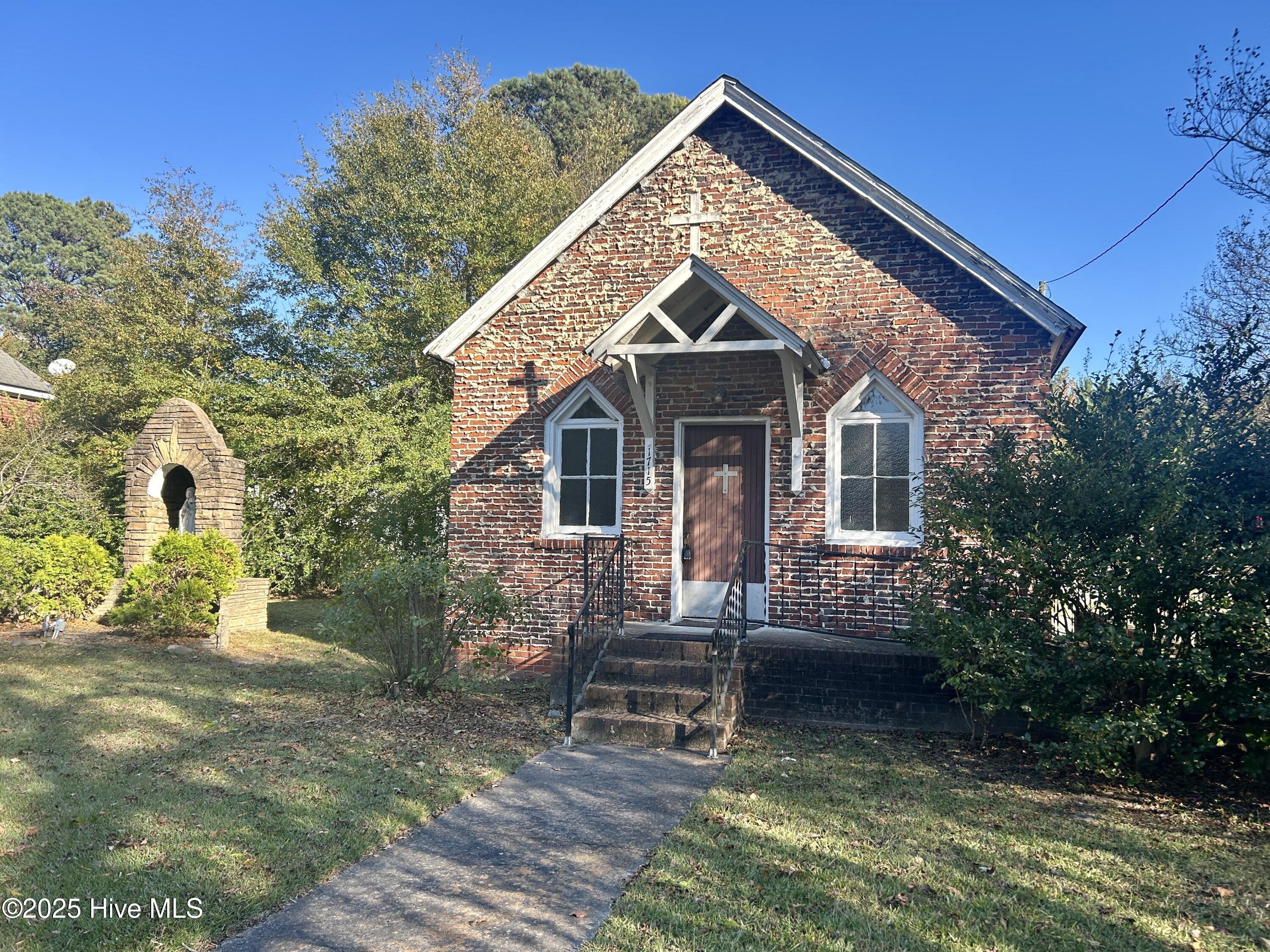 1715 Main Street Property Photo 1