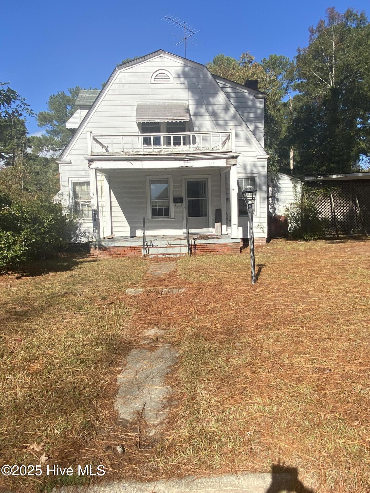 960 Hill Street Property Photo 3