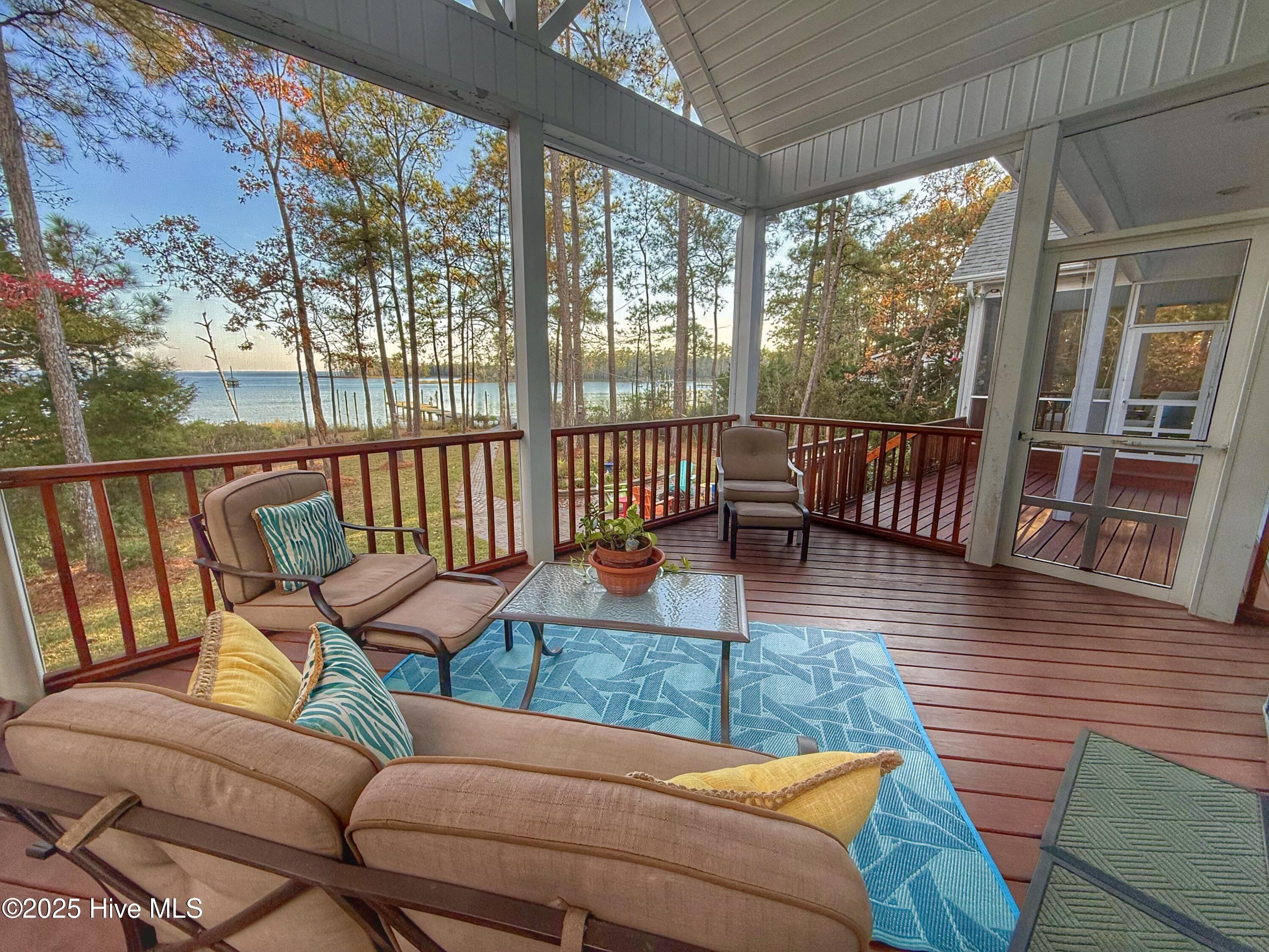 385 Peninsula Drive Property Photo 8
