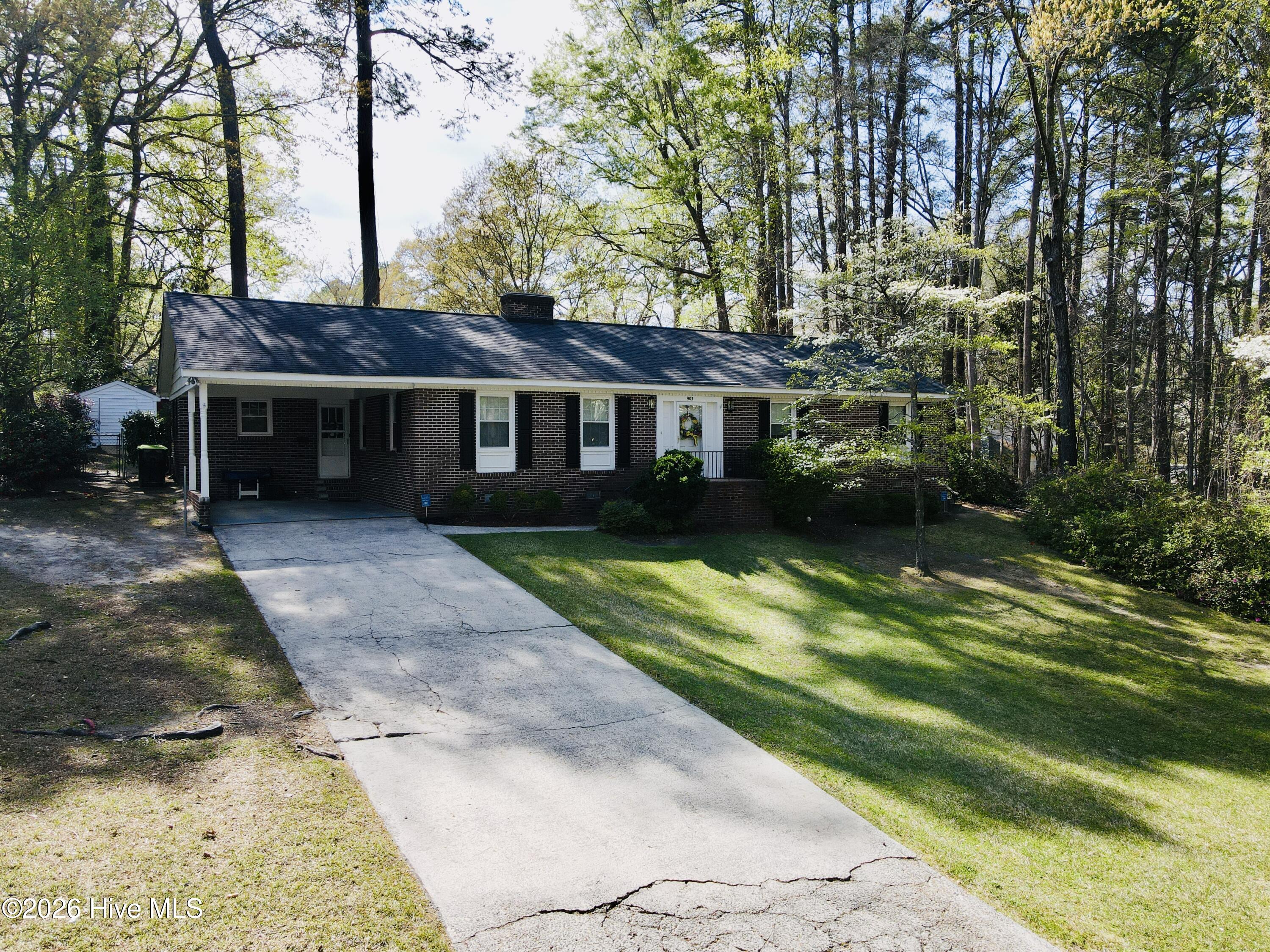 903 E Woodlawn Drive Property Photo 2