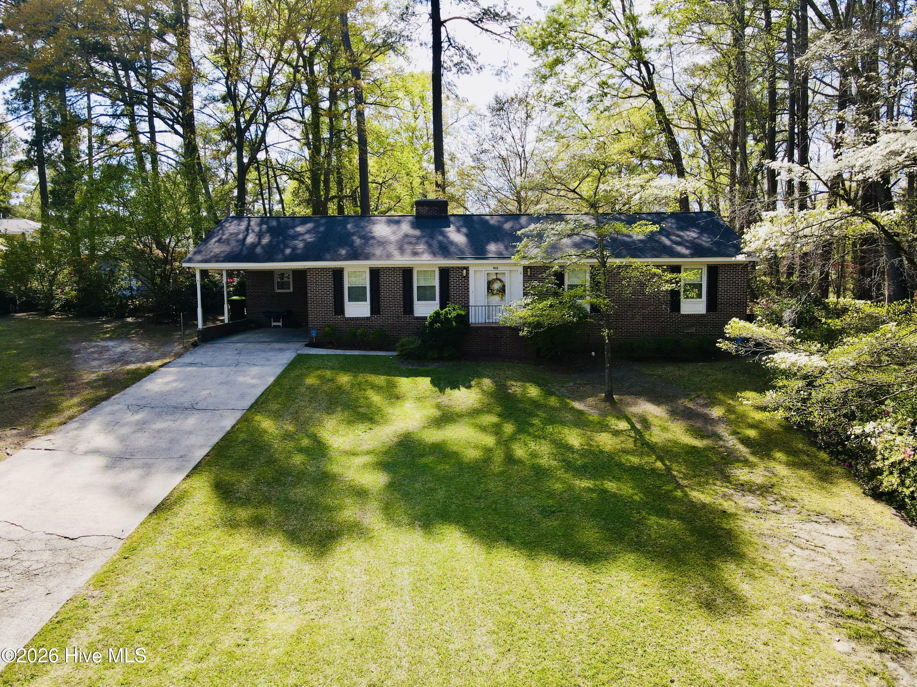 903 E Woodlawn Drive Property Photo 3