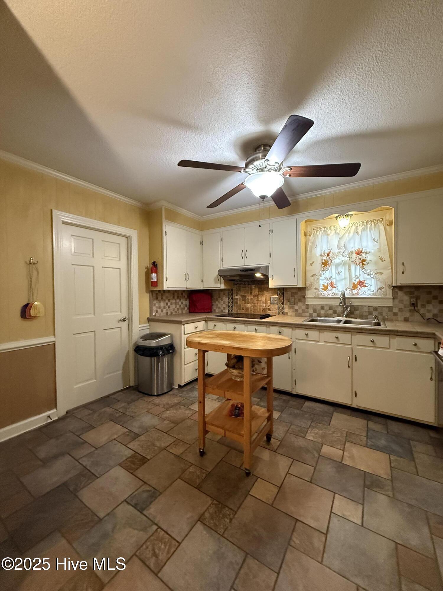 903 E Woodlawn Drive Property Photo 27