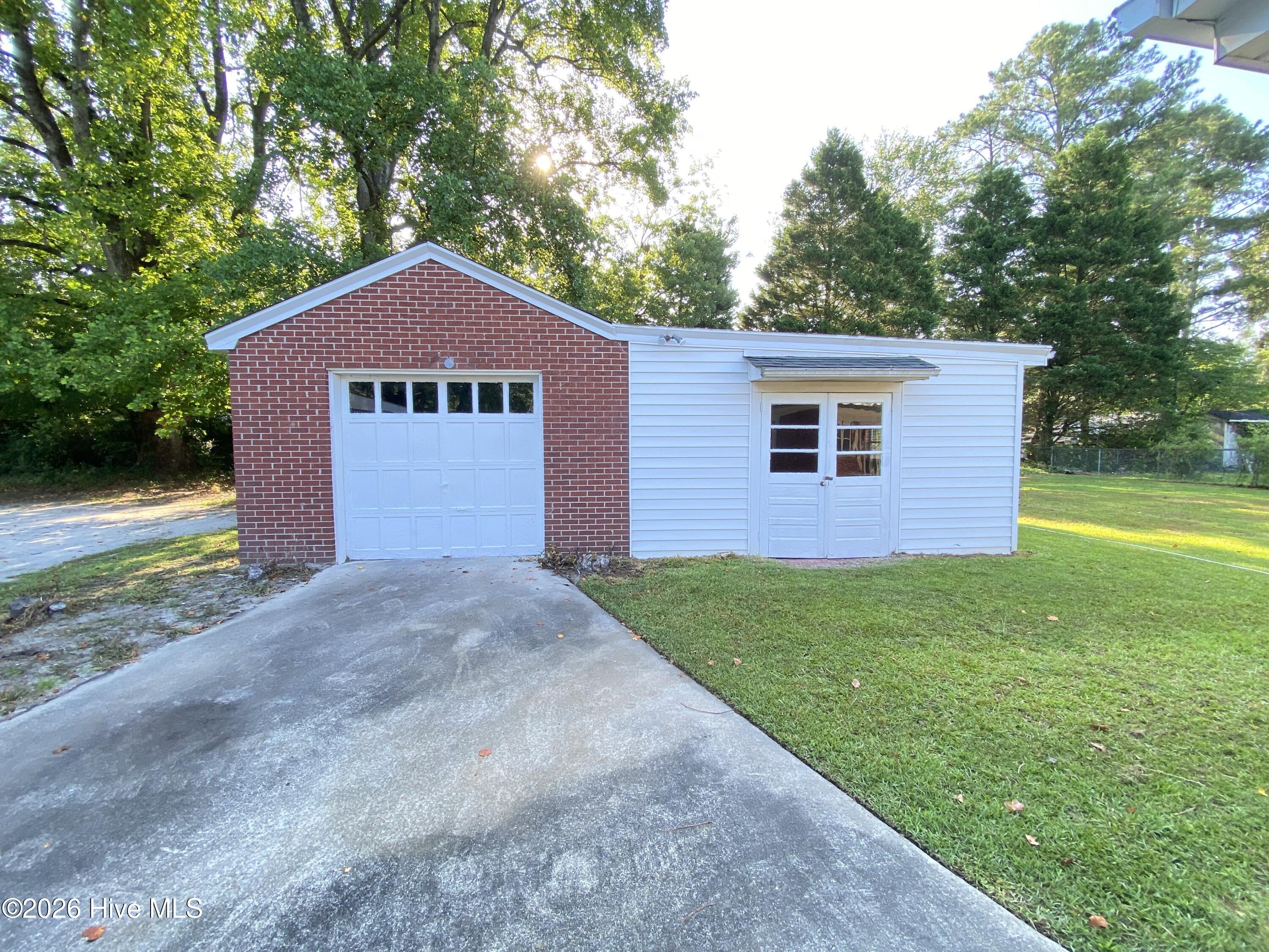 1710 S Elm Street Property Photo 1