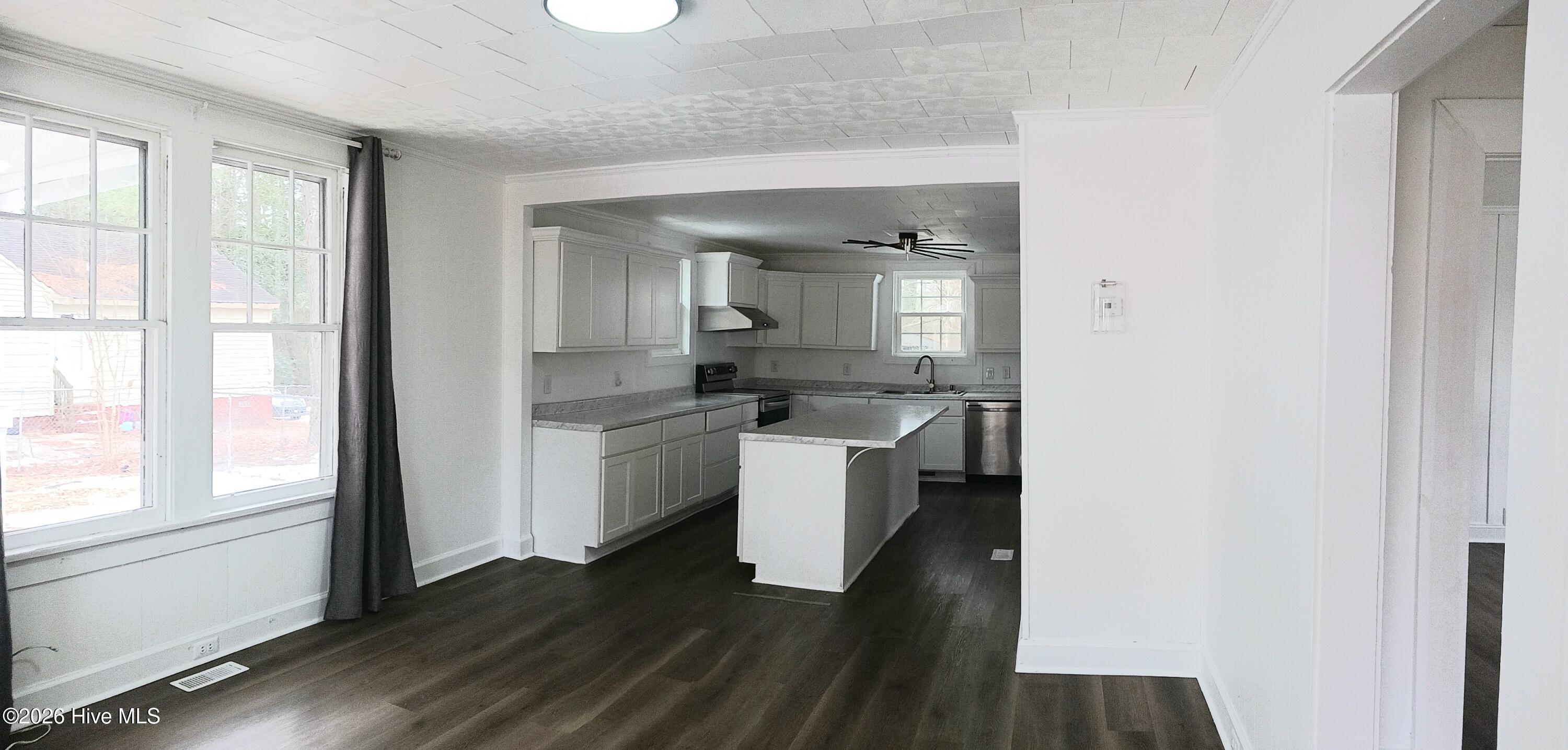 919 College Circle N Property Photo 2