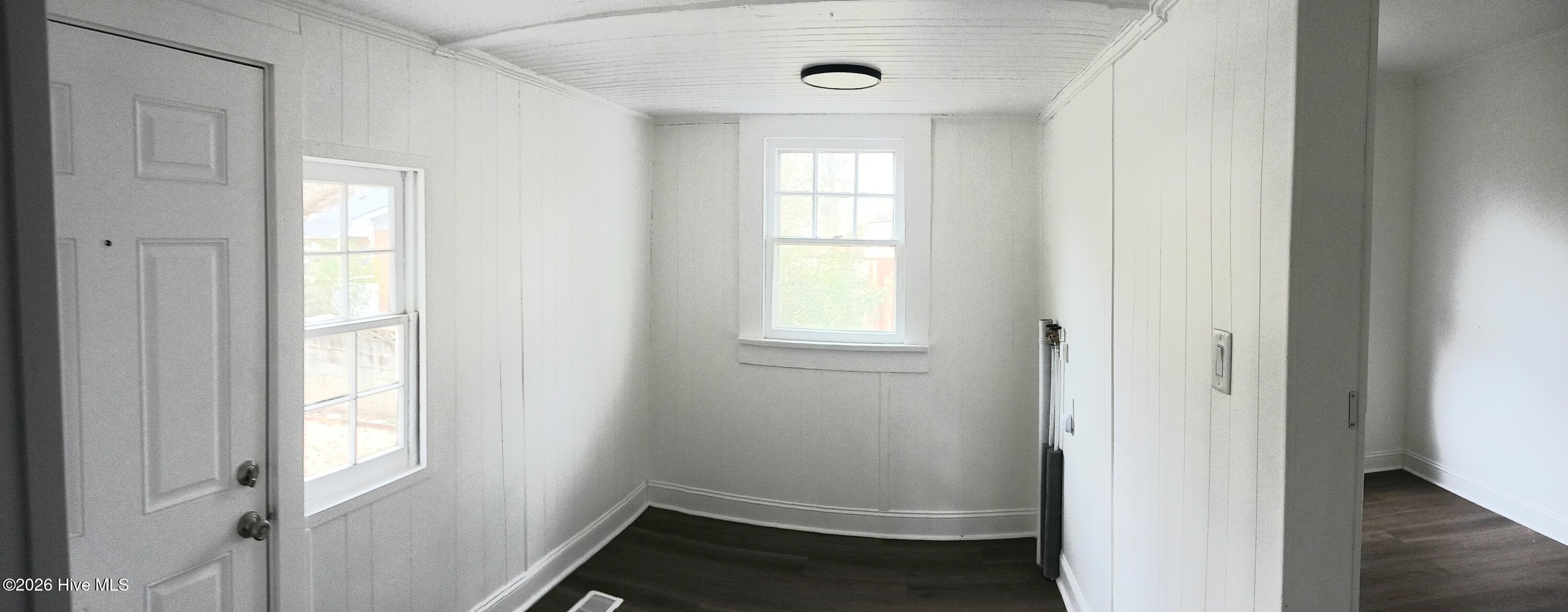 919 College Circle N Property Photo 6
